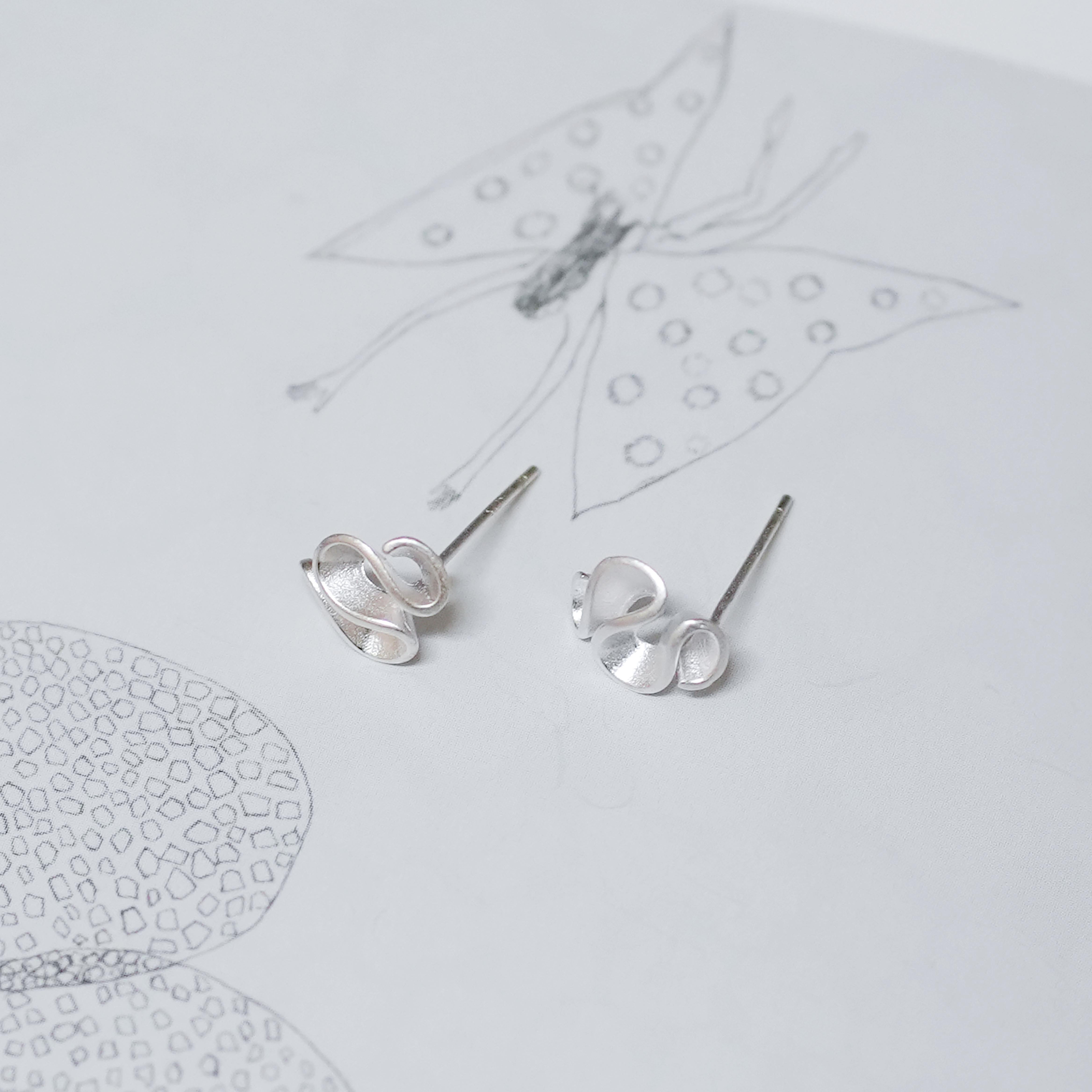 霧面銀捲捲花耳環