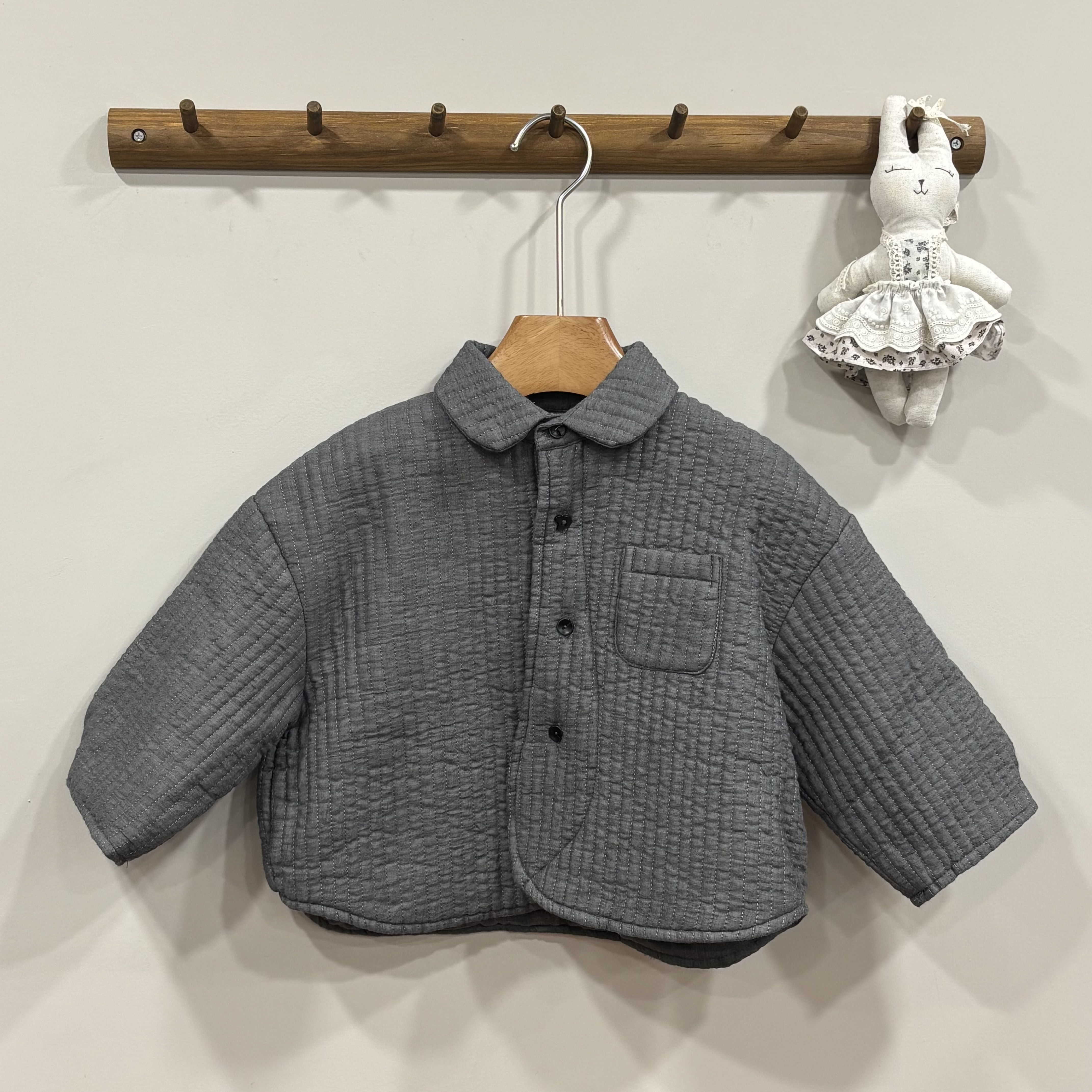 A03446坑條造型扣鋪棉襯衫