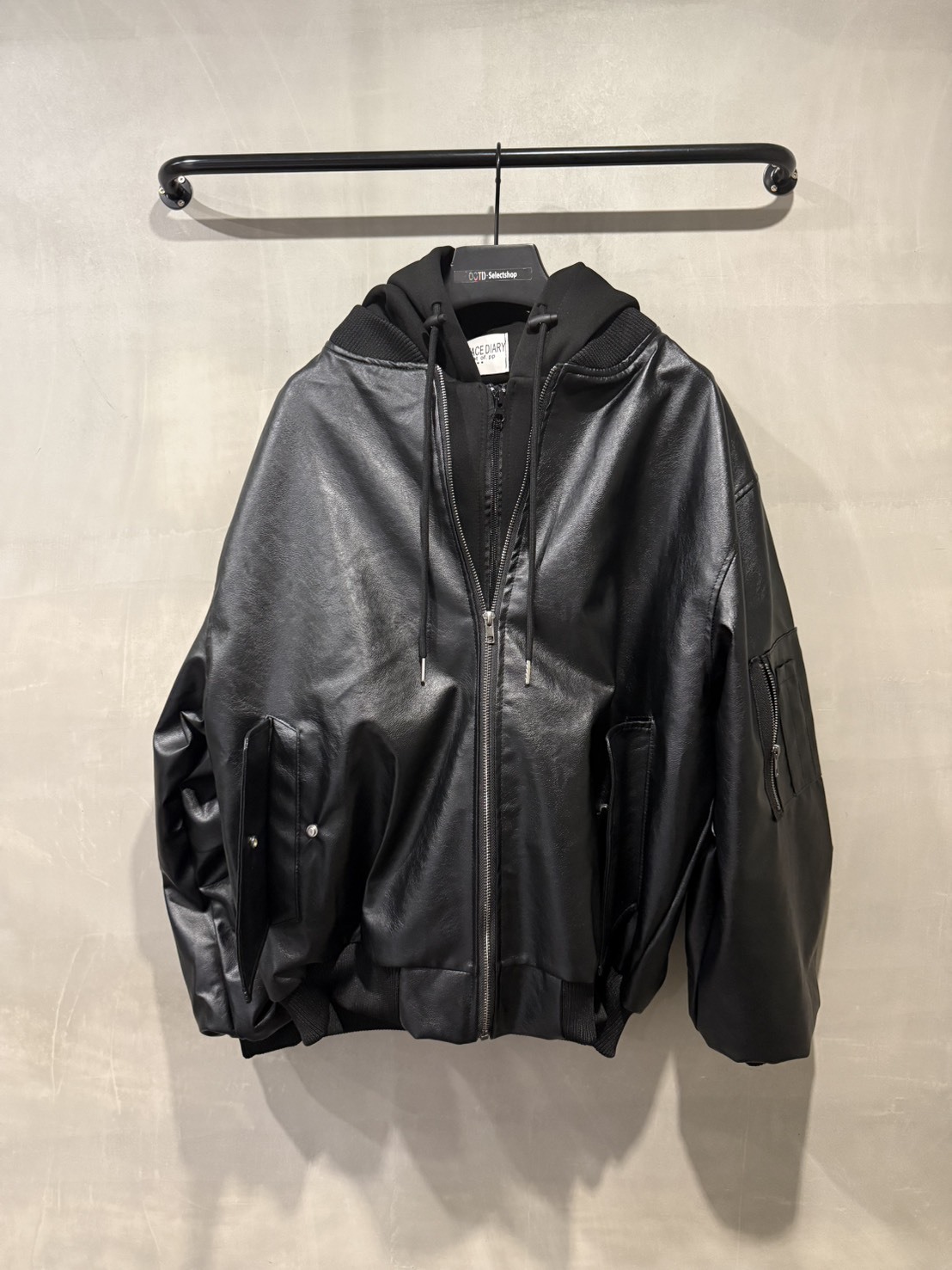 假兩件式彎刀皮外套