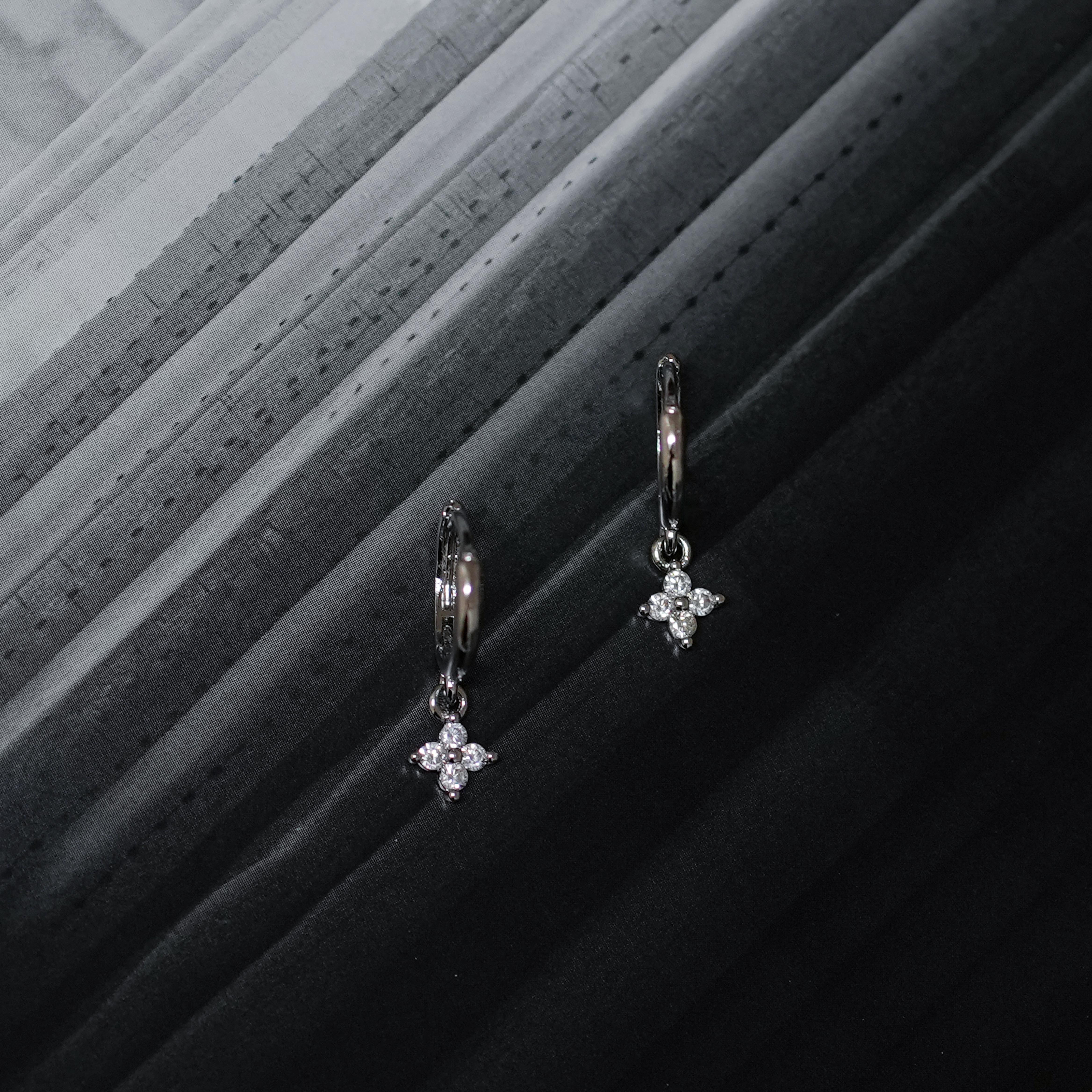 鑲鋯四夜草垂墜耳環