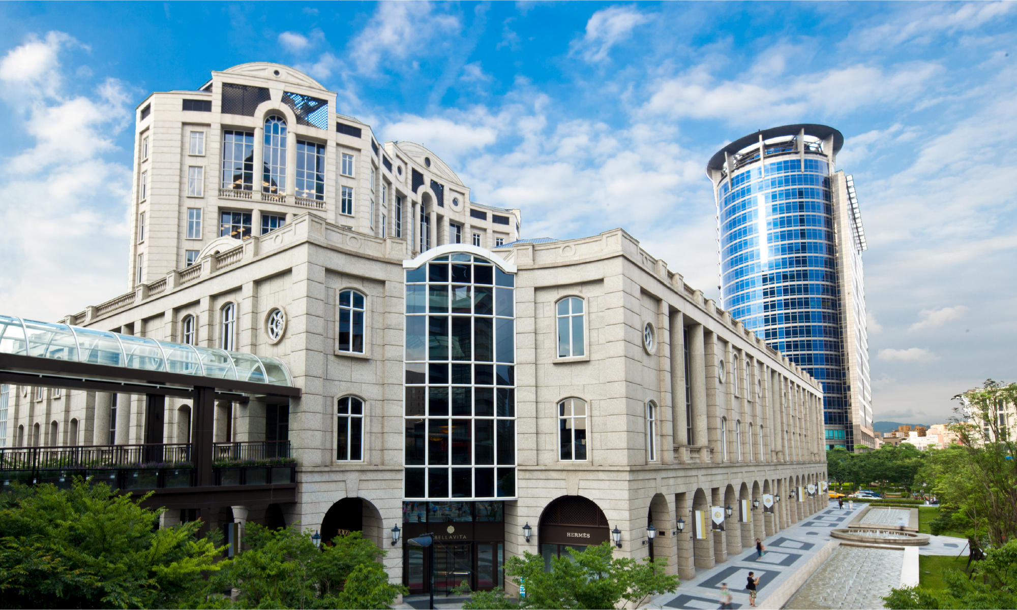 台北BELLAVITA寶麗廣塲百貨門市 台北市信義區松仁路28號地下二樓【點此導航】 (02) 8729-2759 營業時間：每日11:00-21:30，現場依BELLAVITA寶麗廣塲公告為準