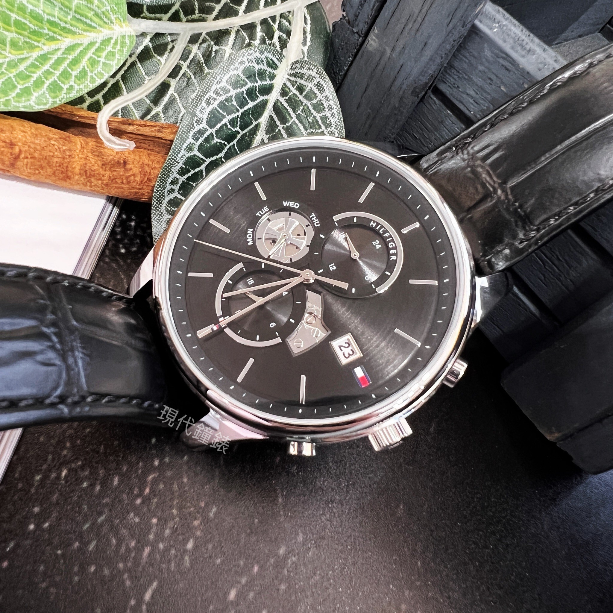 【Tommy Hilfiger】 男仕三眼石英鏤空皮革腕錶1710502 43mm 現代鐘錶