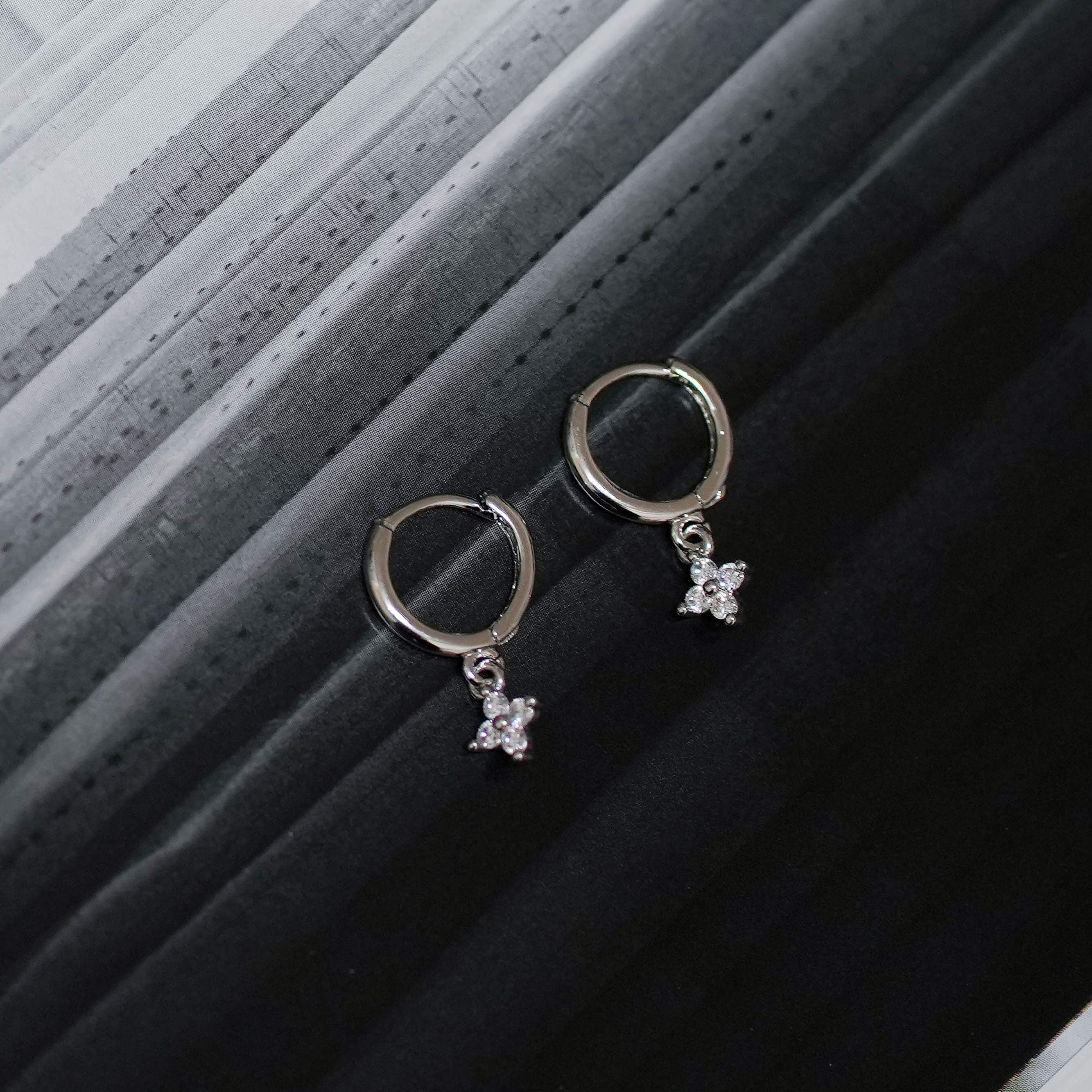 鑲鋯四夜草垂墜耳環