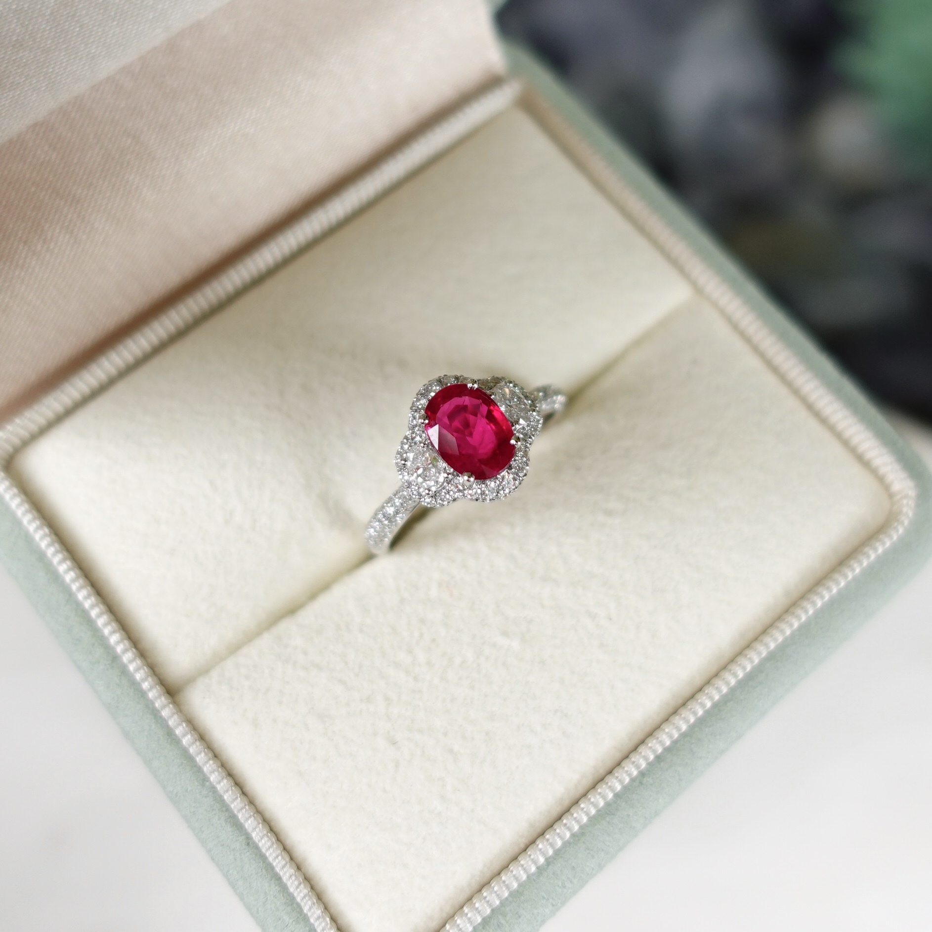 1.06ct緬甸產天然紅寶石18K金鑽石戒指 (帶AIGS證書)