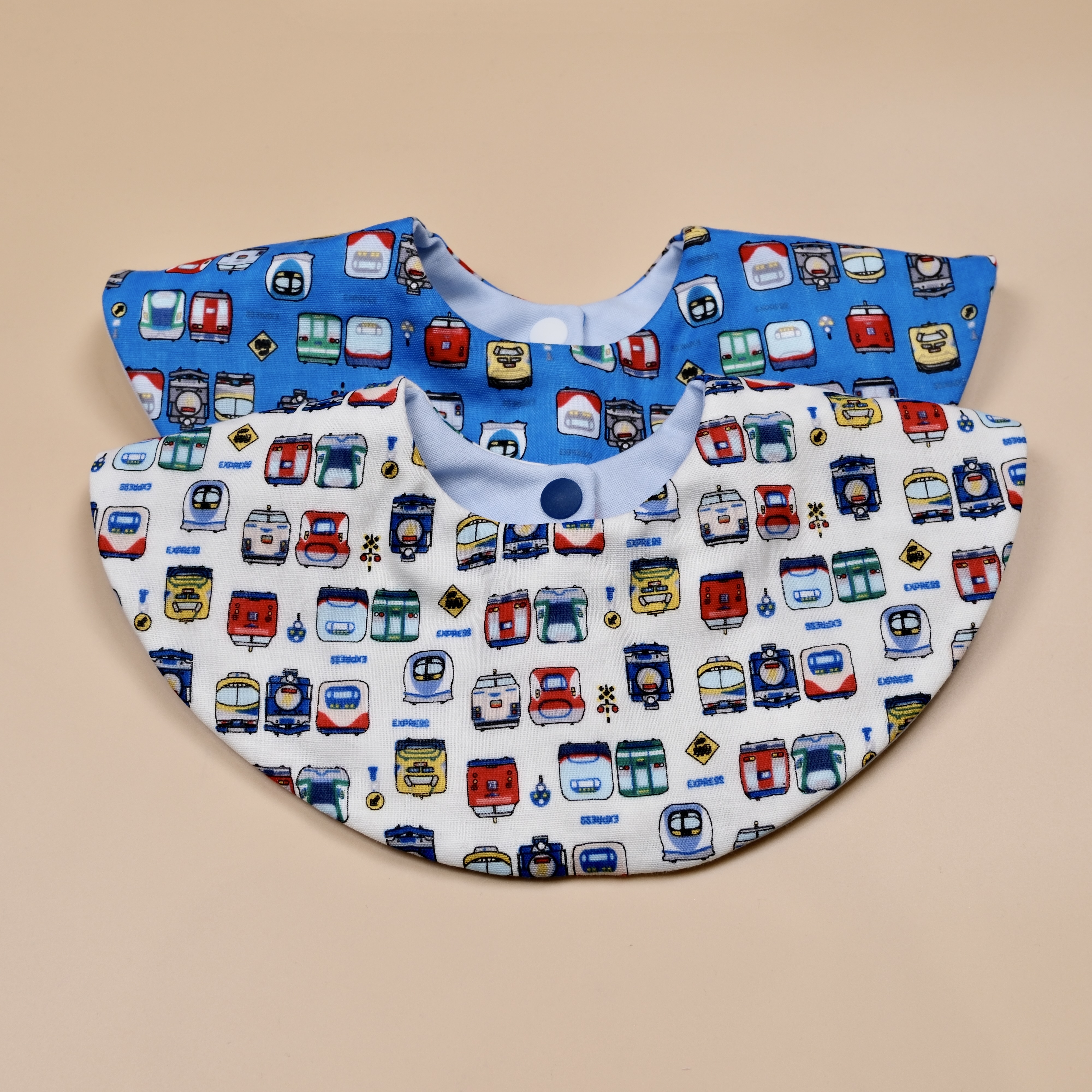 甜甜圈二重紗圍兜兜 ✤ 白底火車頭 ✤