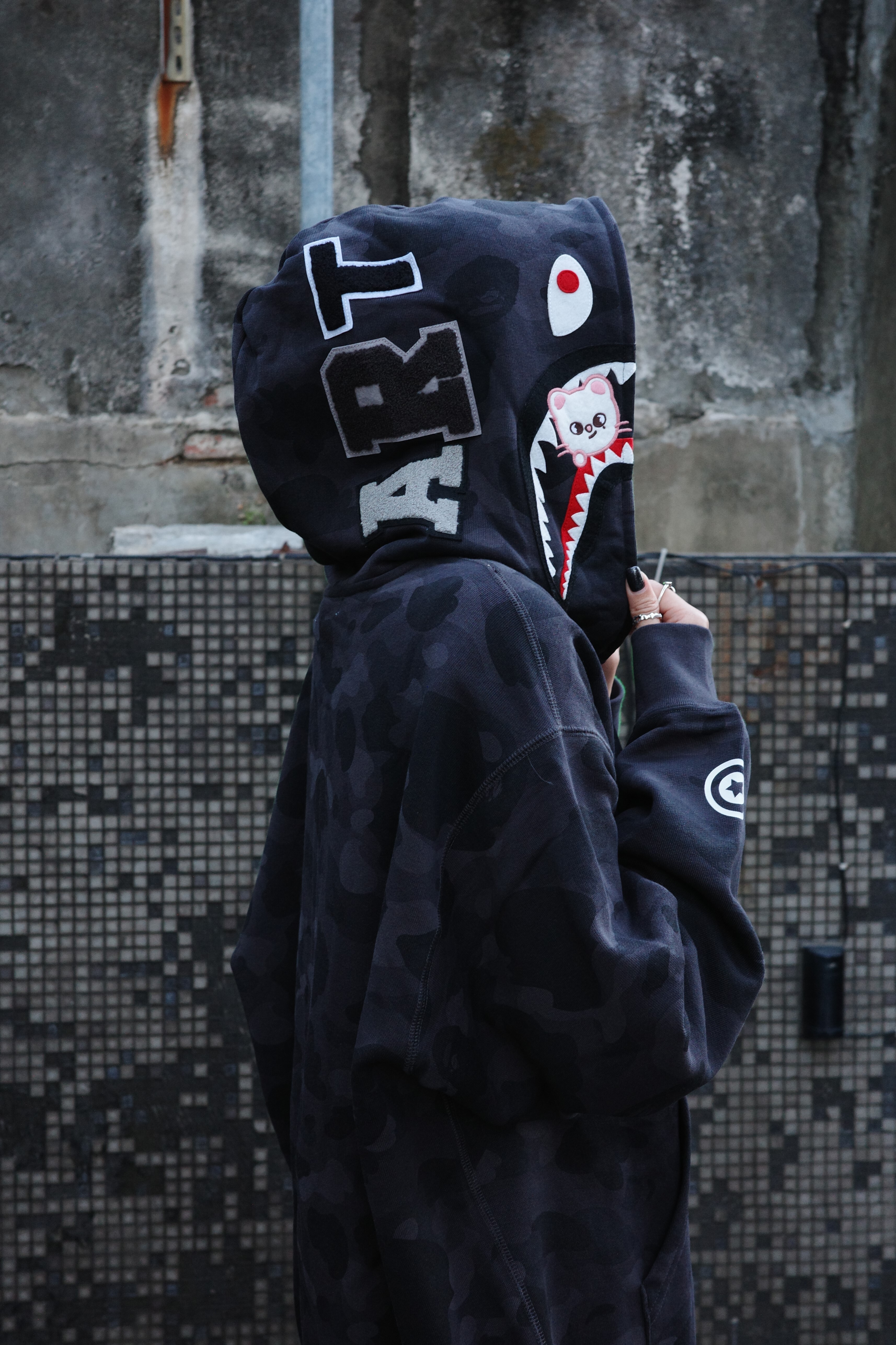 Bape x Stray Kids 聯名款 FW25 雪貂刺繡滿印迷彩鯊魚連帽外套 1L73-115-921 / 0ZXSWM921151P