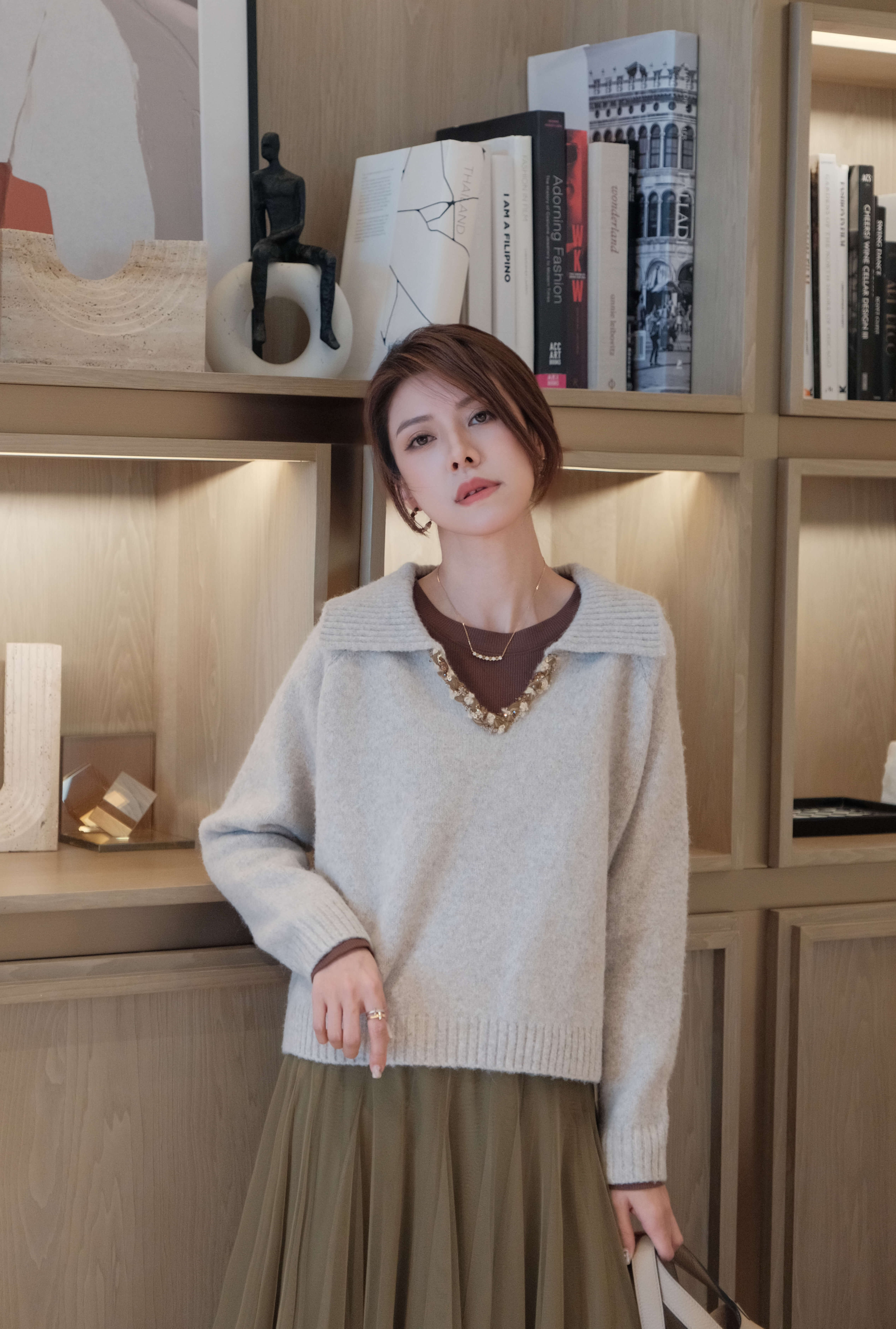 Knitted V-Neck Embellished Collar Jumper_KN2512L21
