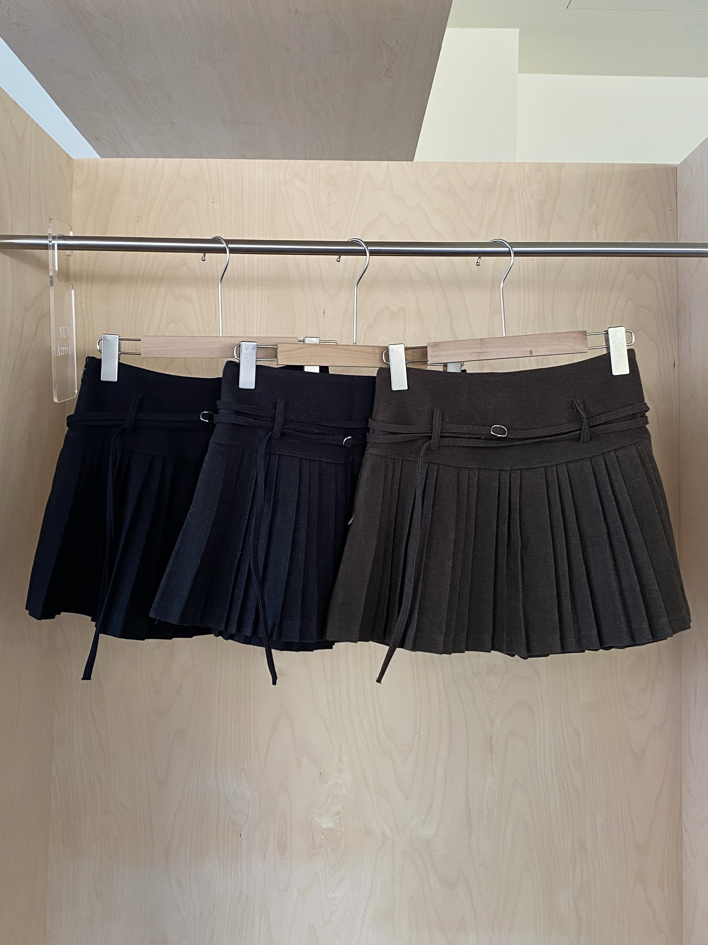 挺版毛呢繫帶百褶裙