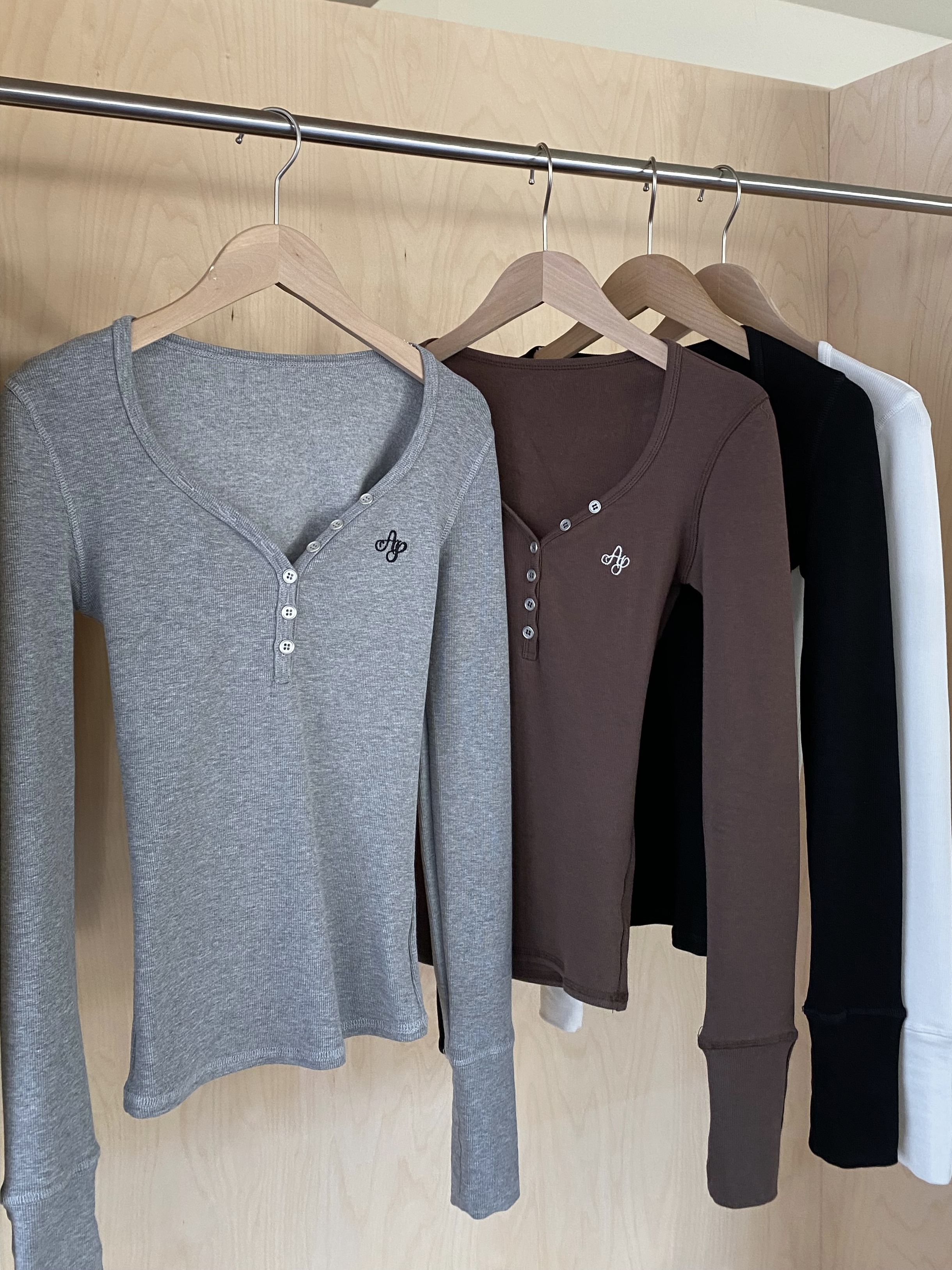 刺繡V領排扣磨毛上衣