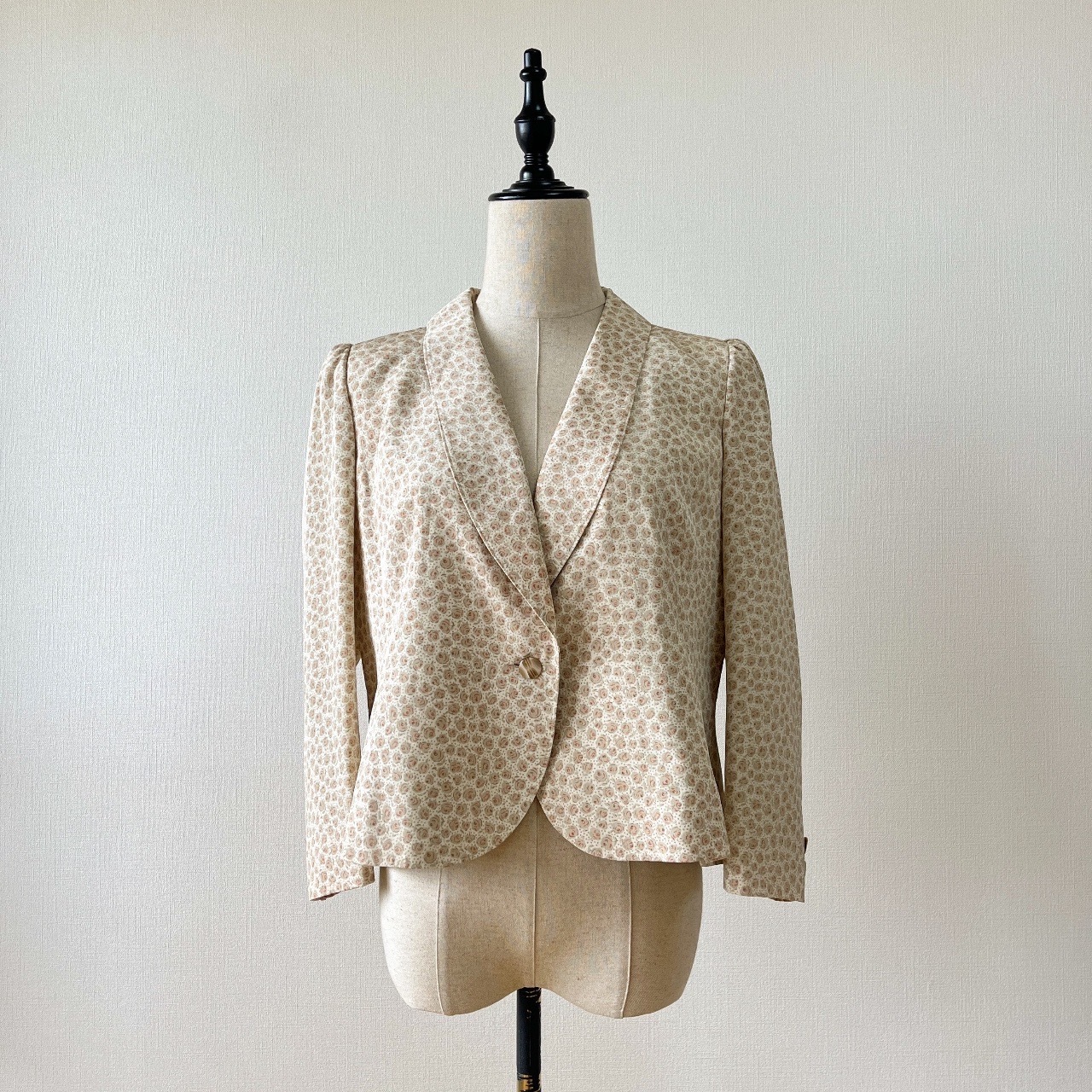 米色碎花薄外套