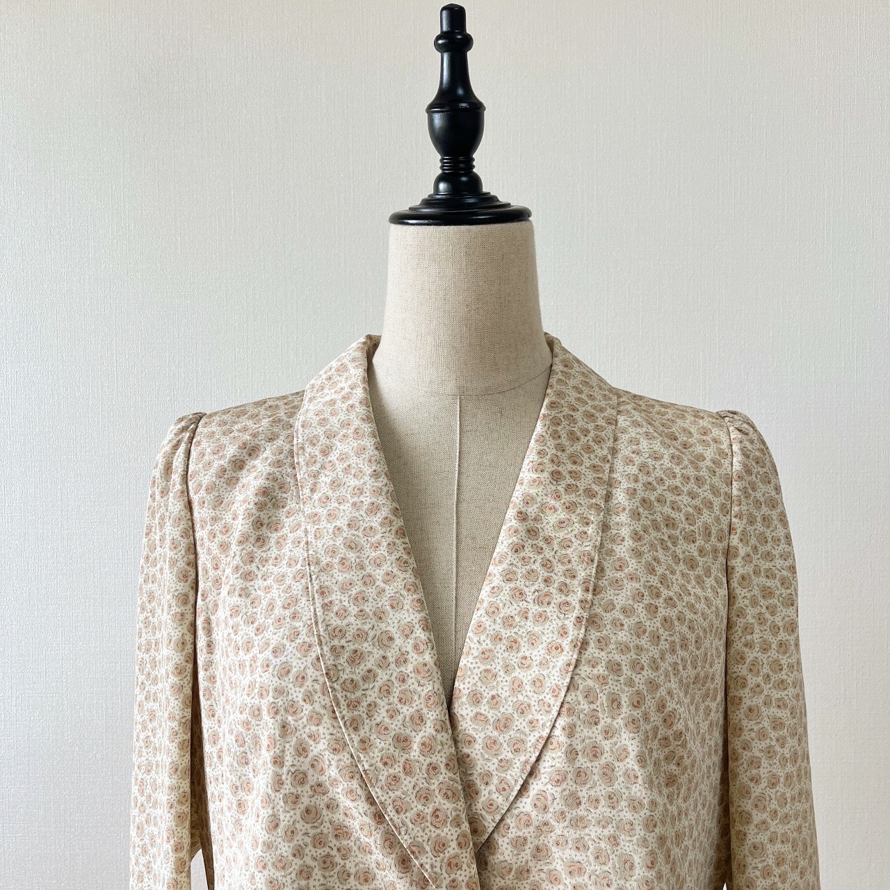 米色碎花薄外套