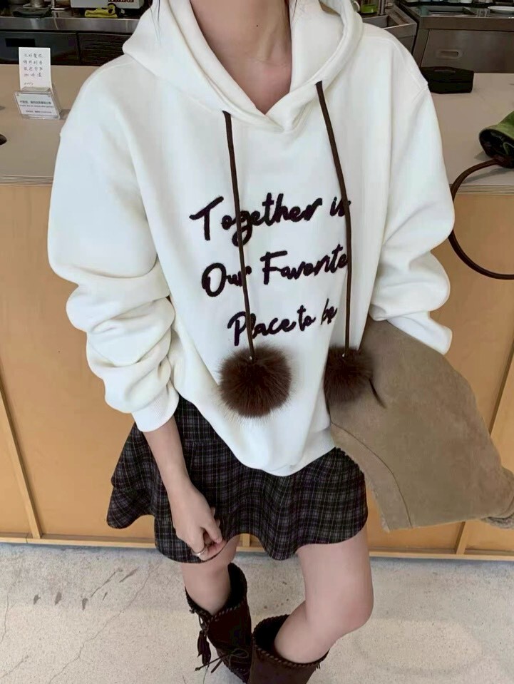 配色英文連帽球球刷毛衣