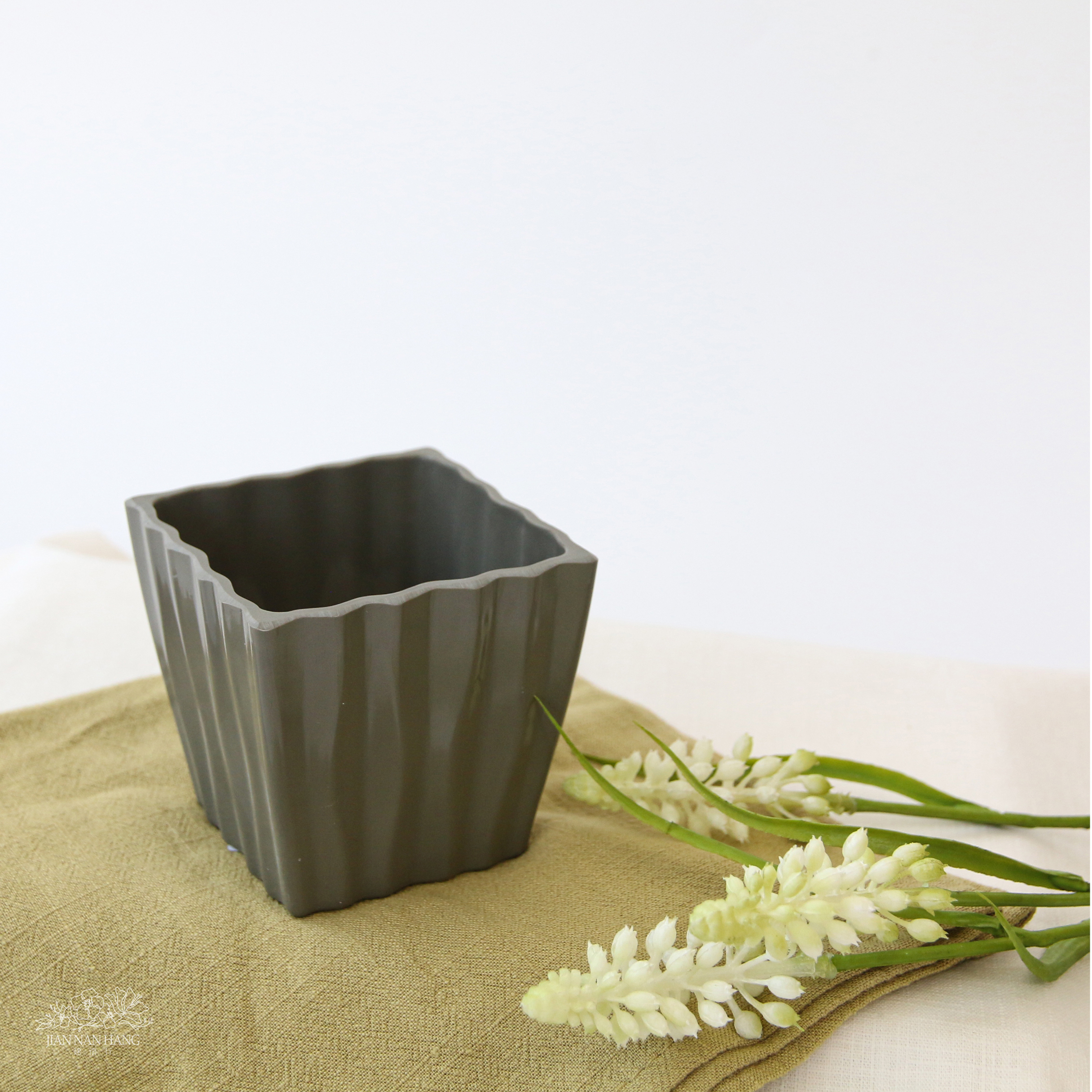 塑膠花器 方形不規則波紋 灰