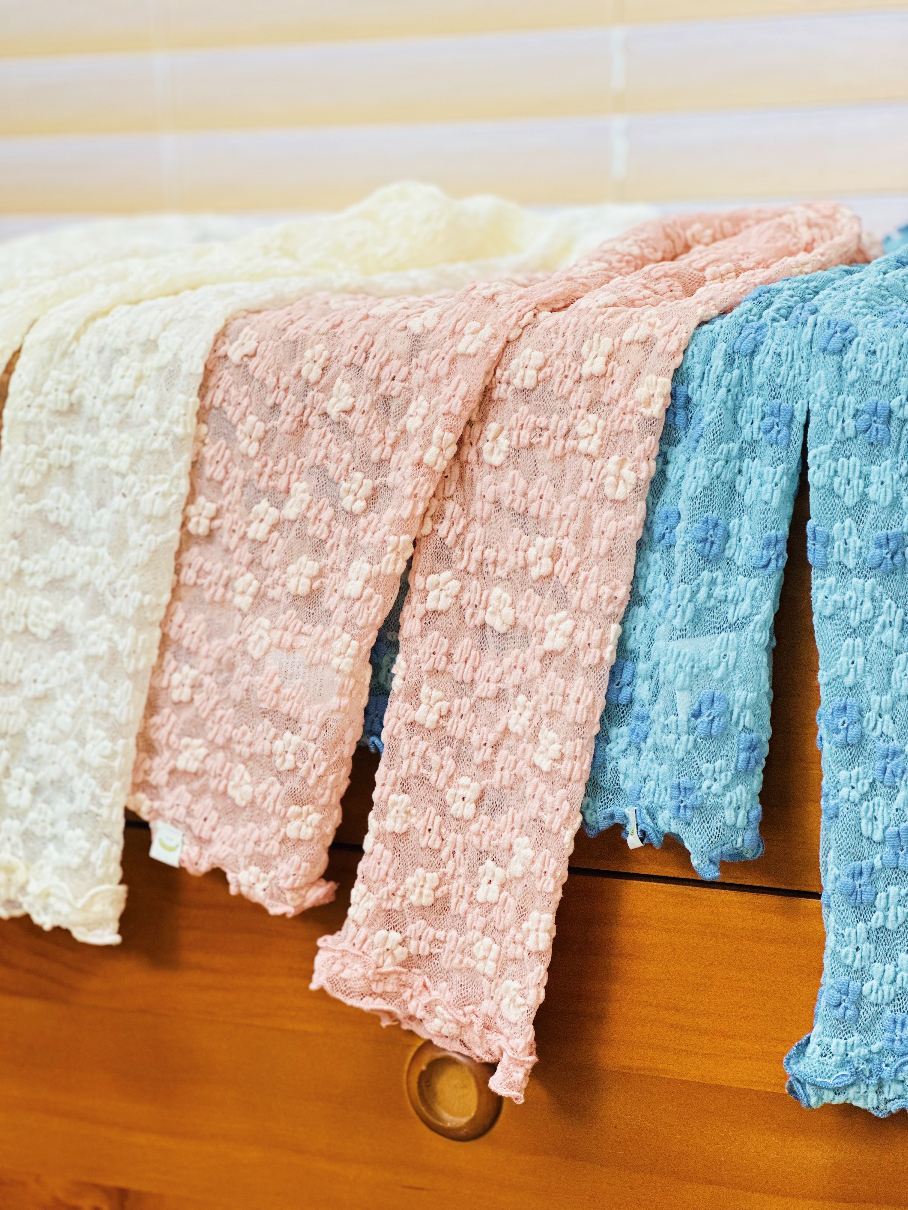 三色 / 雙色小花蕾絲長袖上衣 / Two-Tone Floral Lace Long Sleeve Top