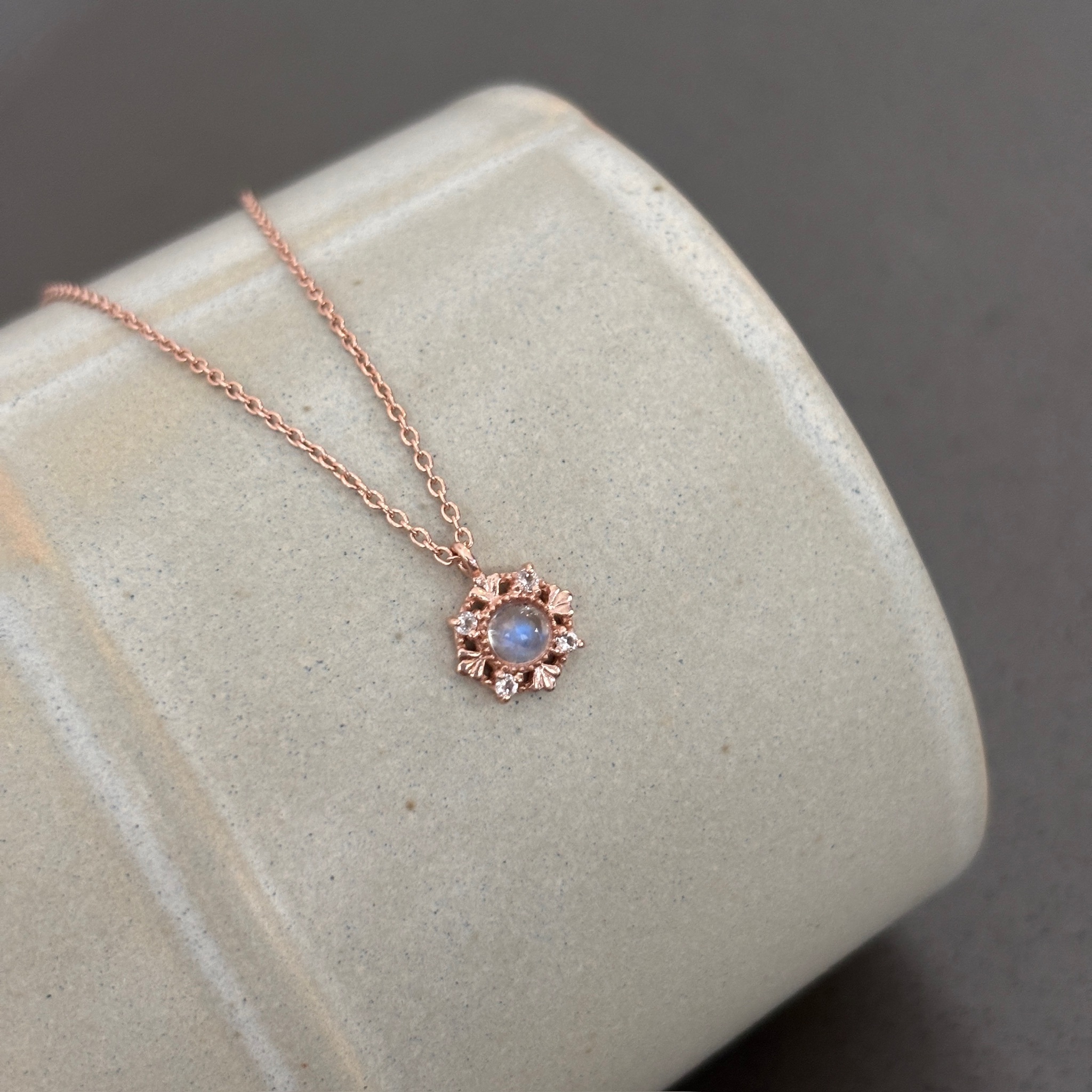 花冠月光白托帕石項鍊