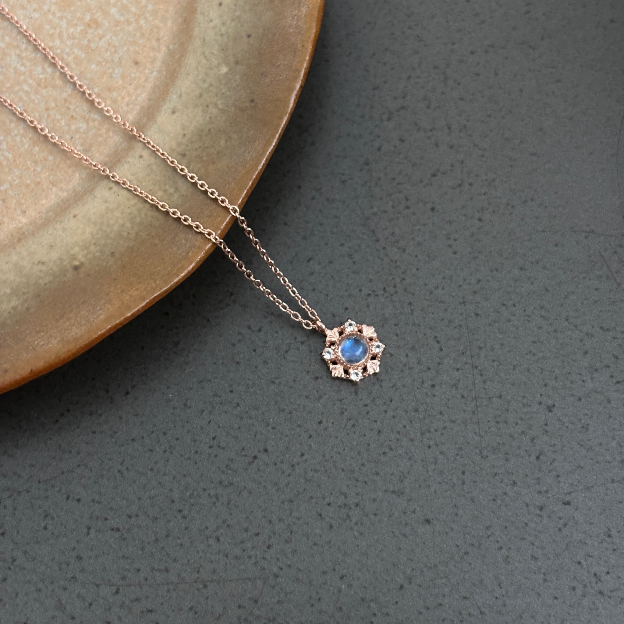 花冠月光白托帕石項鍊