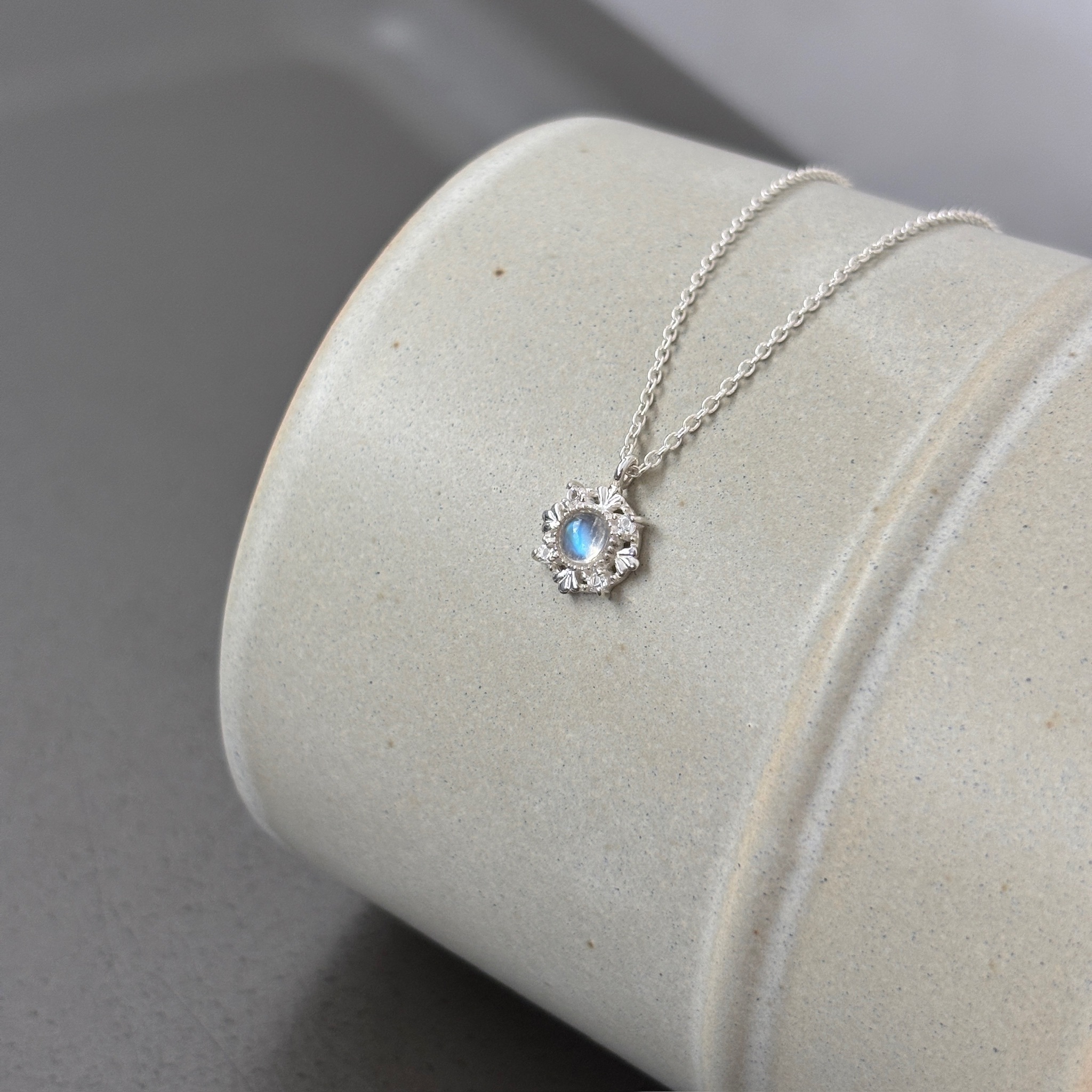 花冠月光白托帕石項鍊