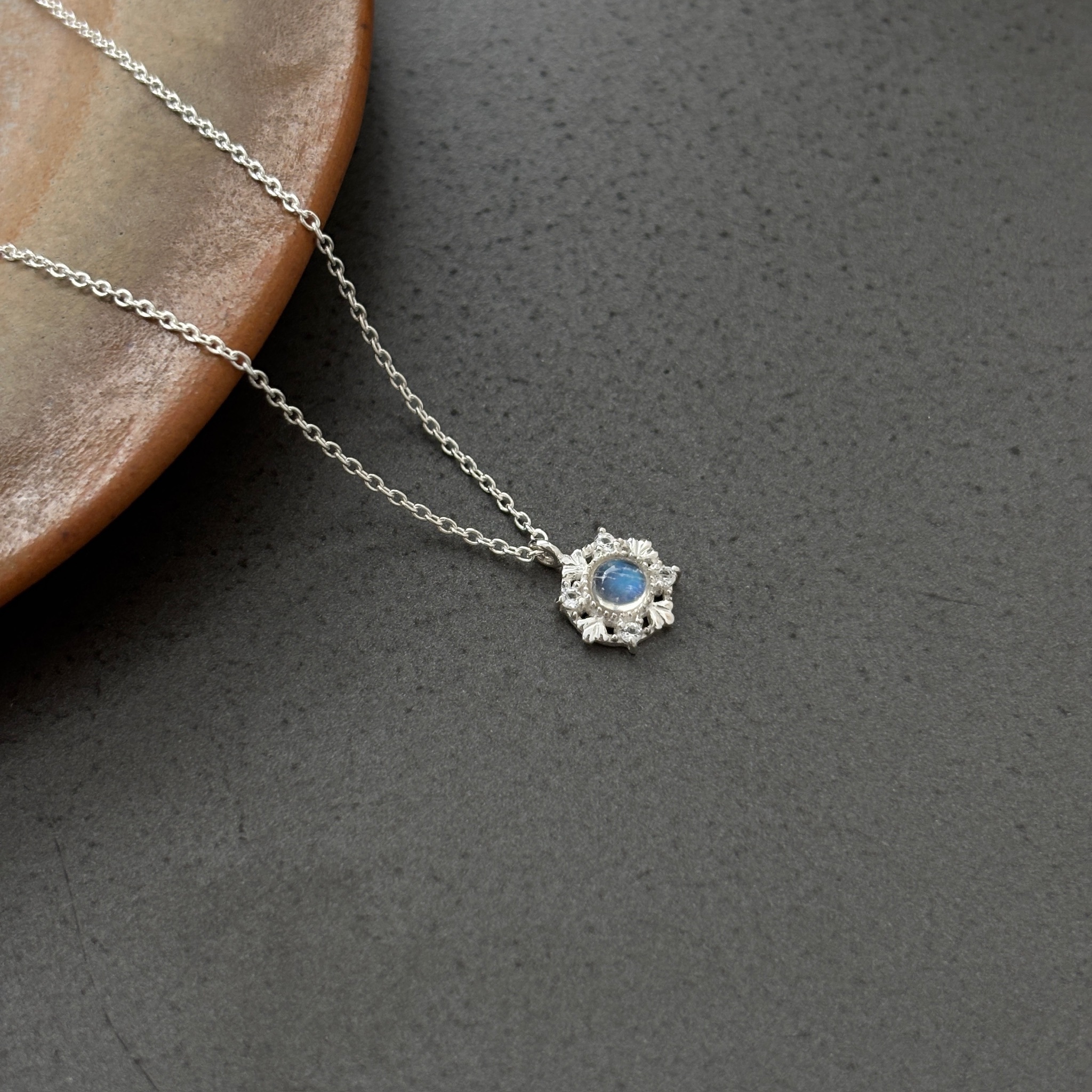 花冠月光白托帕石項鍊