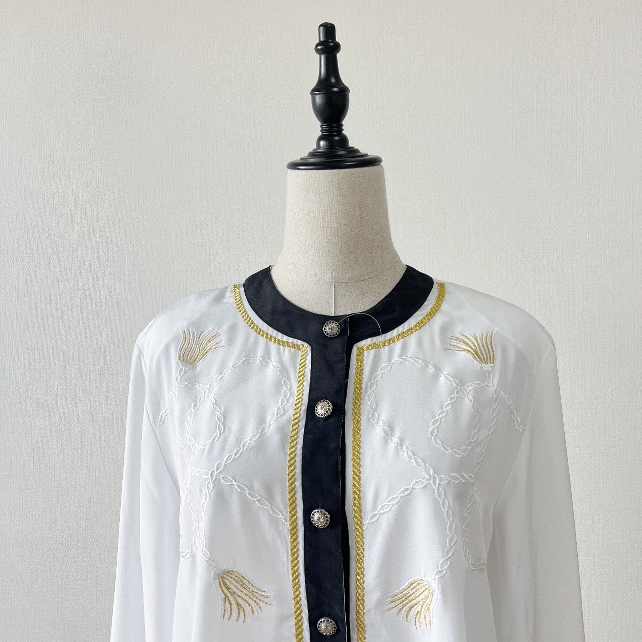 白色刺繡長袖上衣