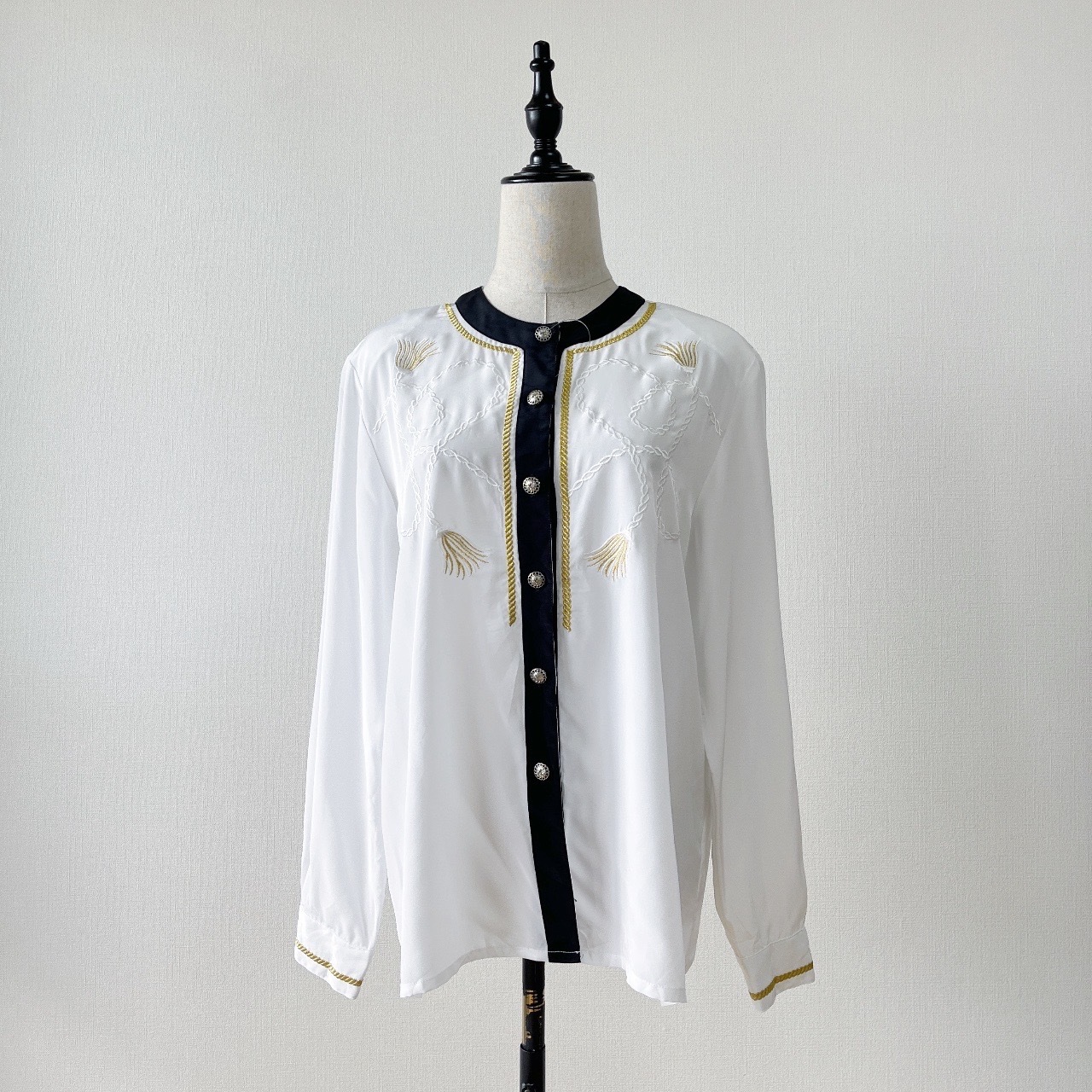 白色刺繡長袖上衣