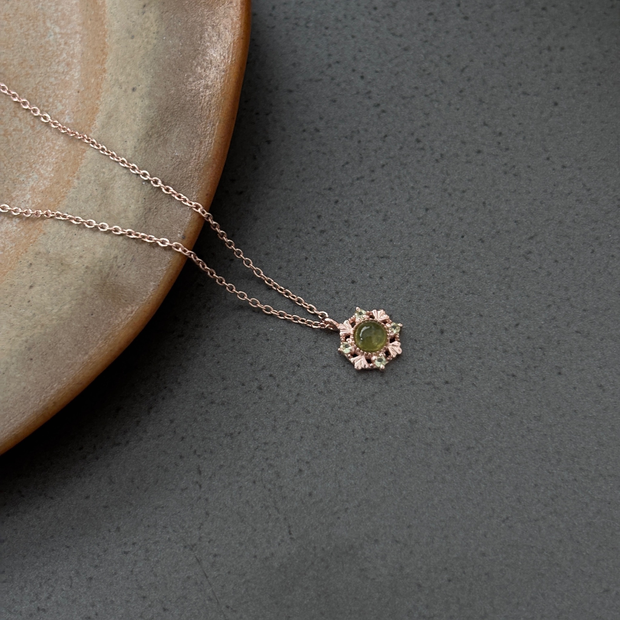 花冠維蘇威橄欖石項鍊