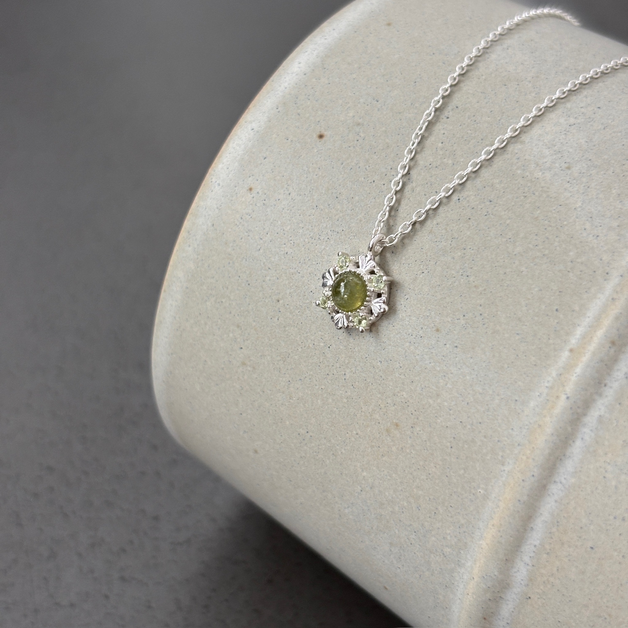 花冠維蘇威橄欖石項鍊