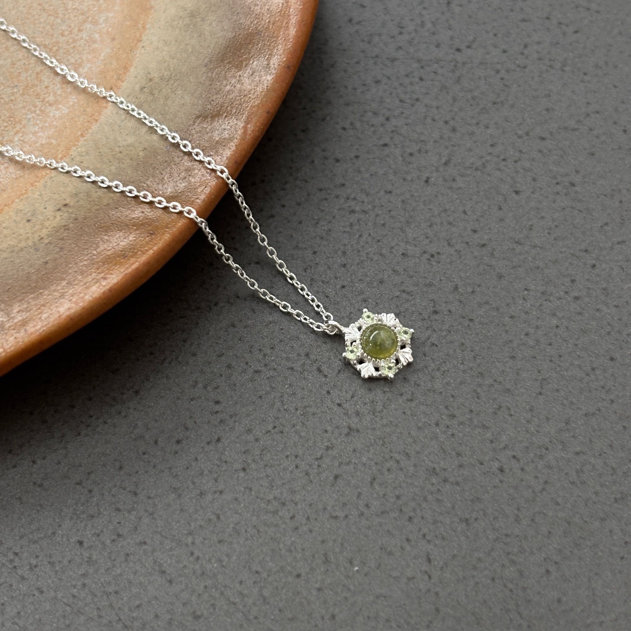 花冠維蘇威橄欖石項鍊