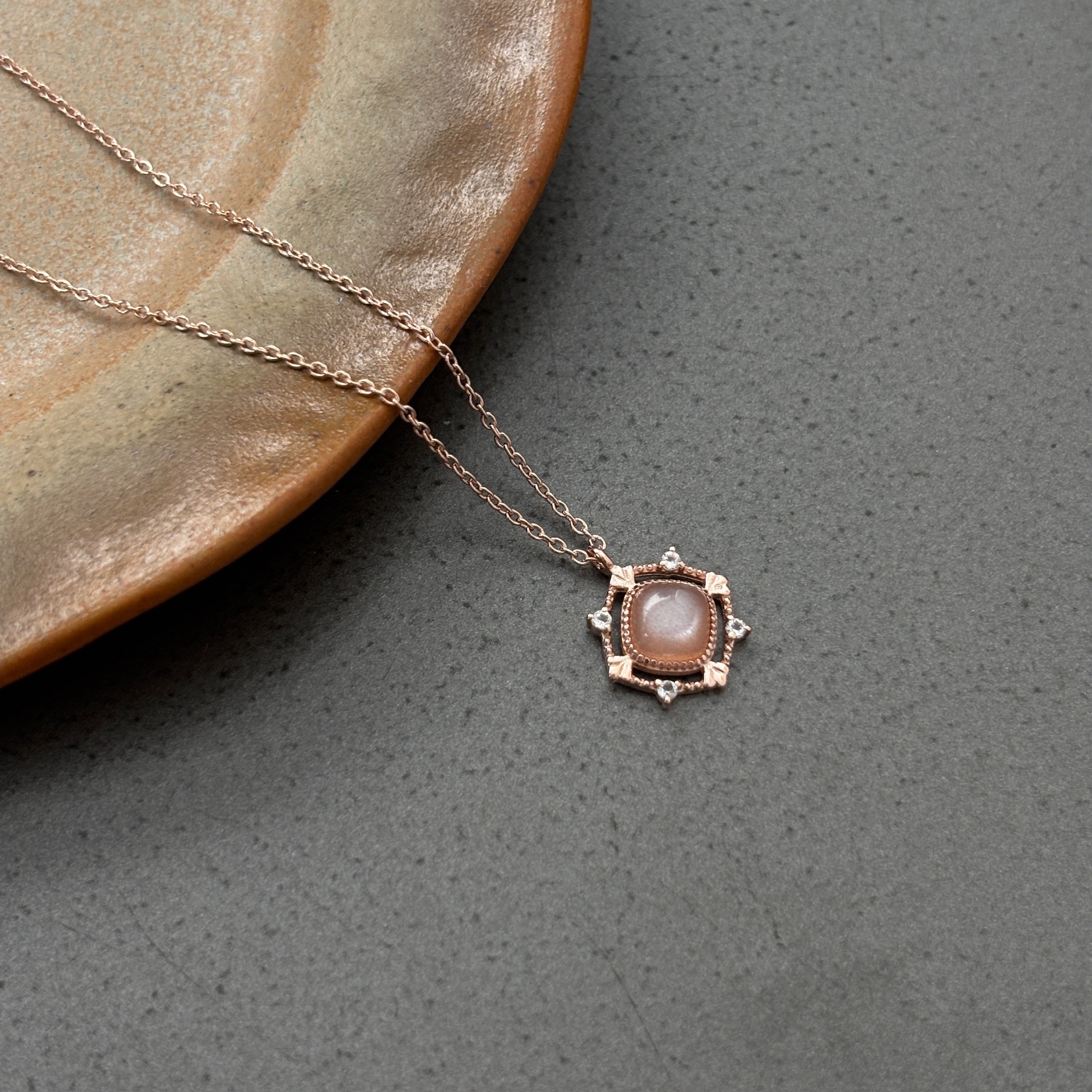 簍空蕾絲菱形蜜桃月光石項鍊