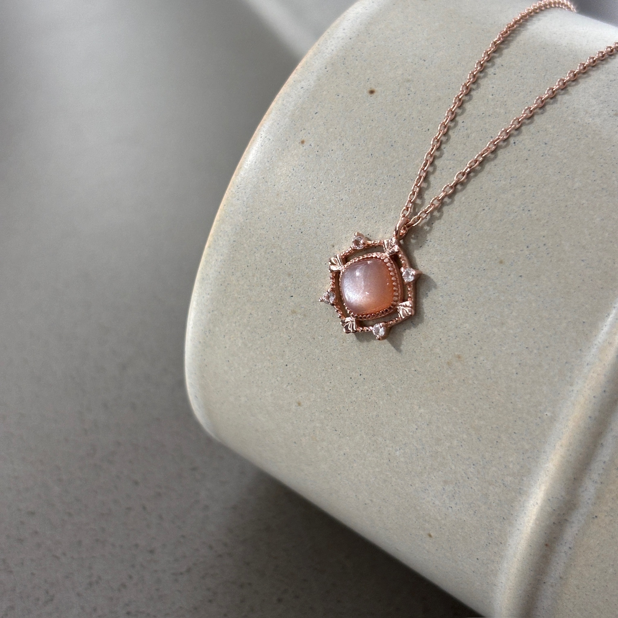 簍空蕾絲菱形蜜桃月光石項鍊