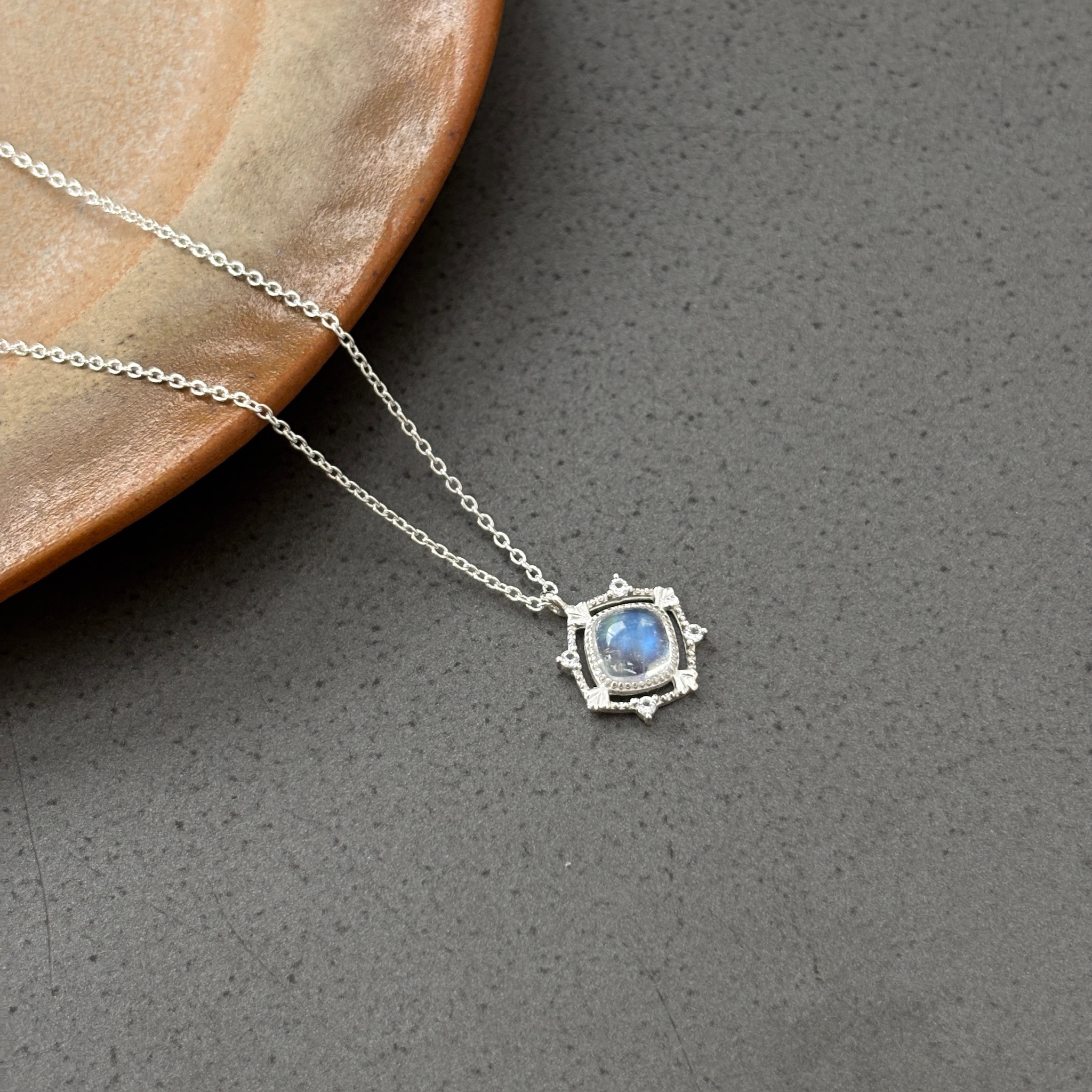 簍空蕾絲菱形月光石項鍊