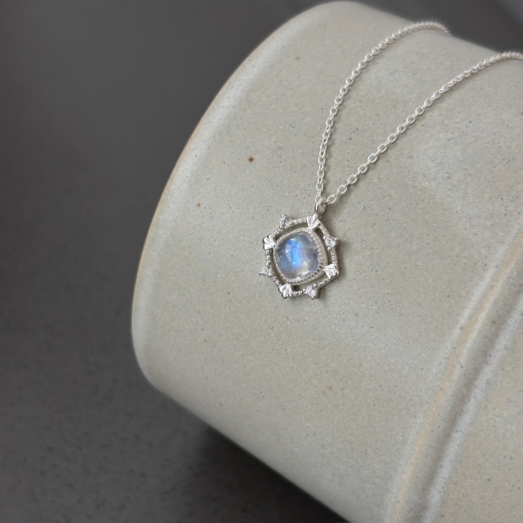 簍空蕾絲菱形月光石項鍊