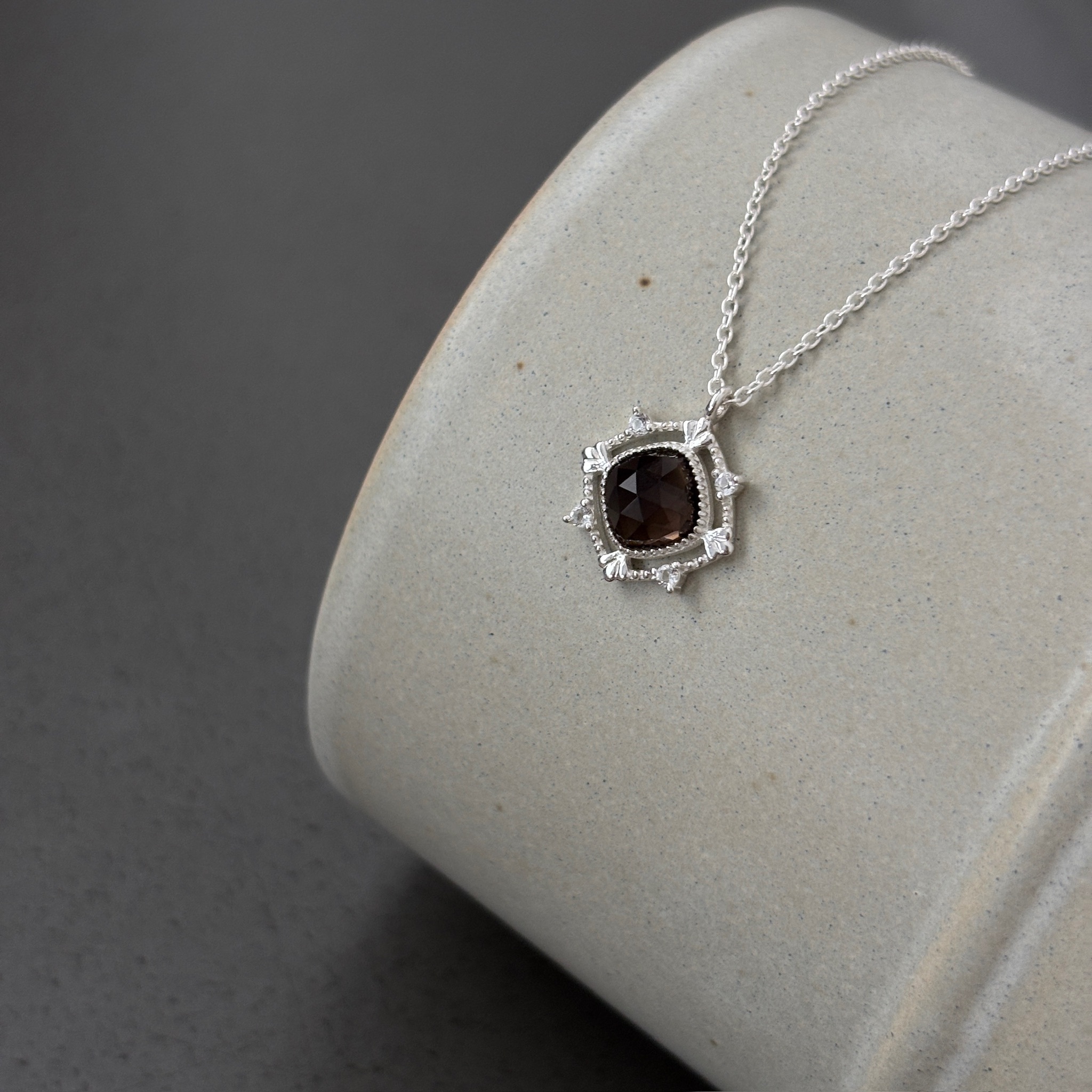 簍空蕾絲菱形茶晶項鍊