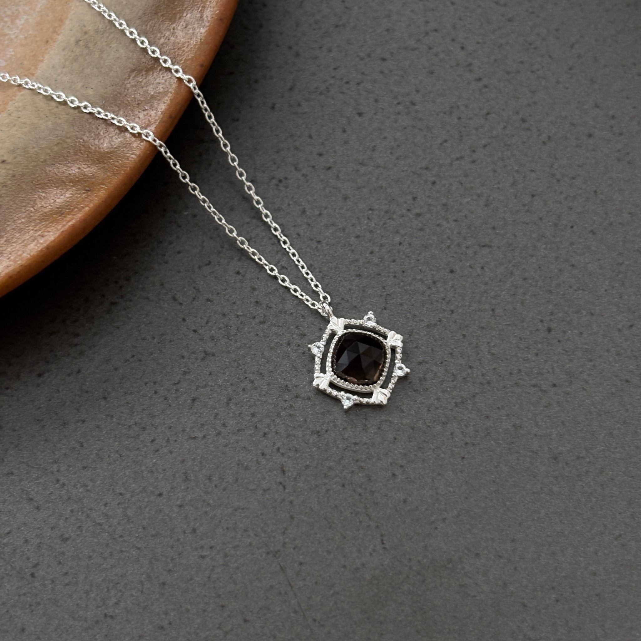 簍空蕾絲菱形茶晶項鍊