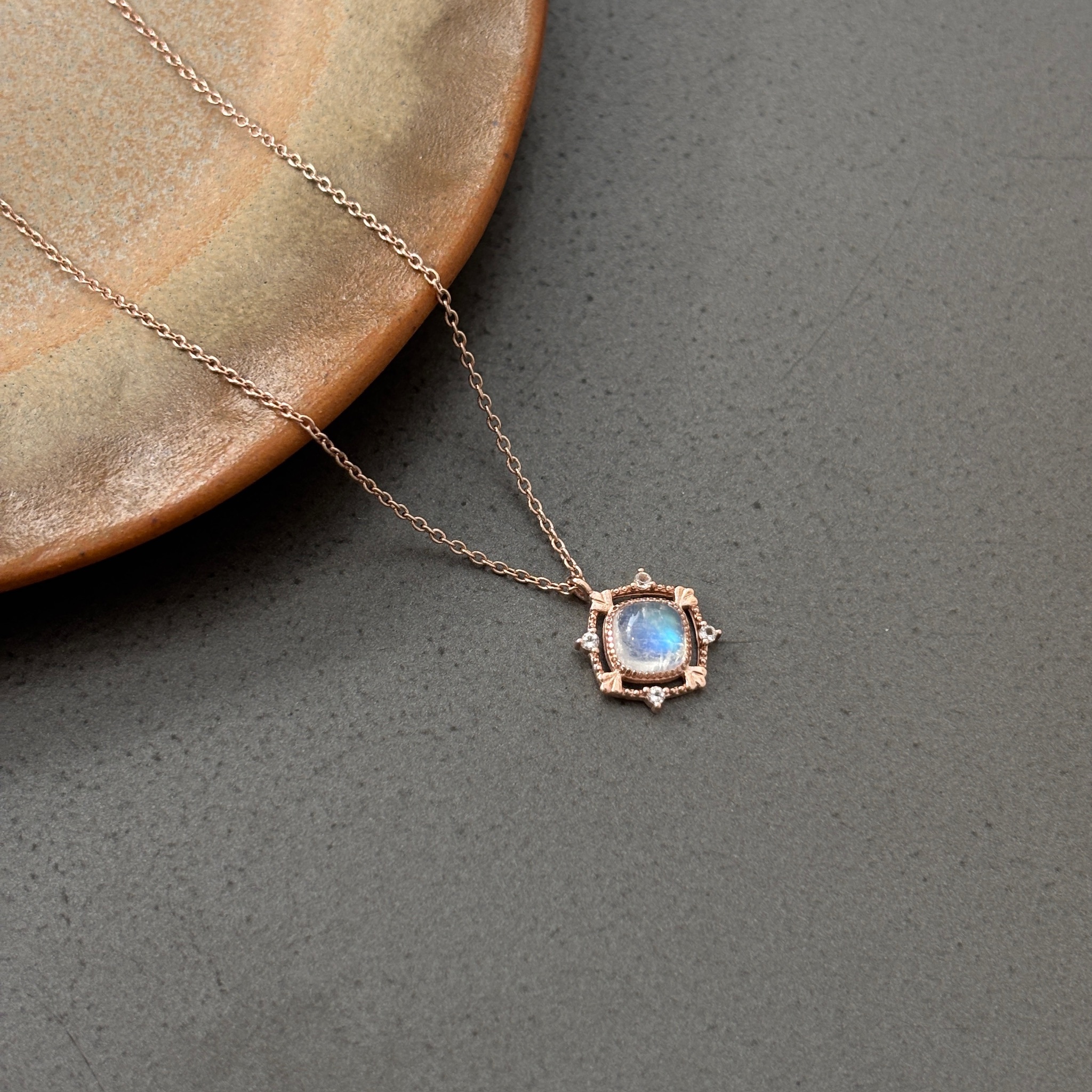 簍空蕾絲菱形月光石項鍊