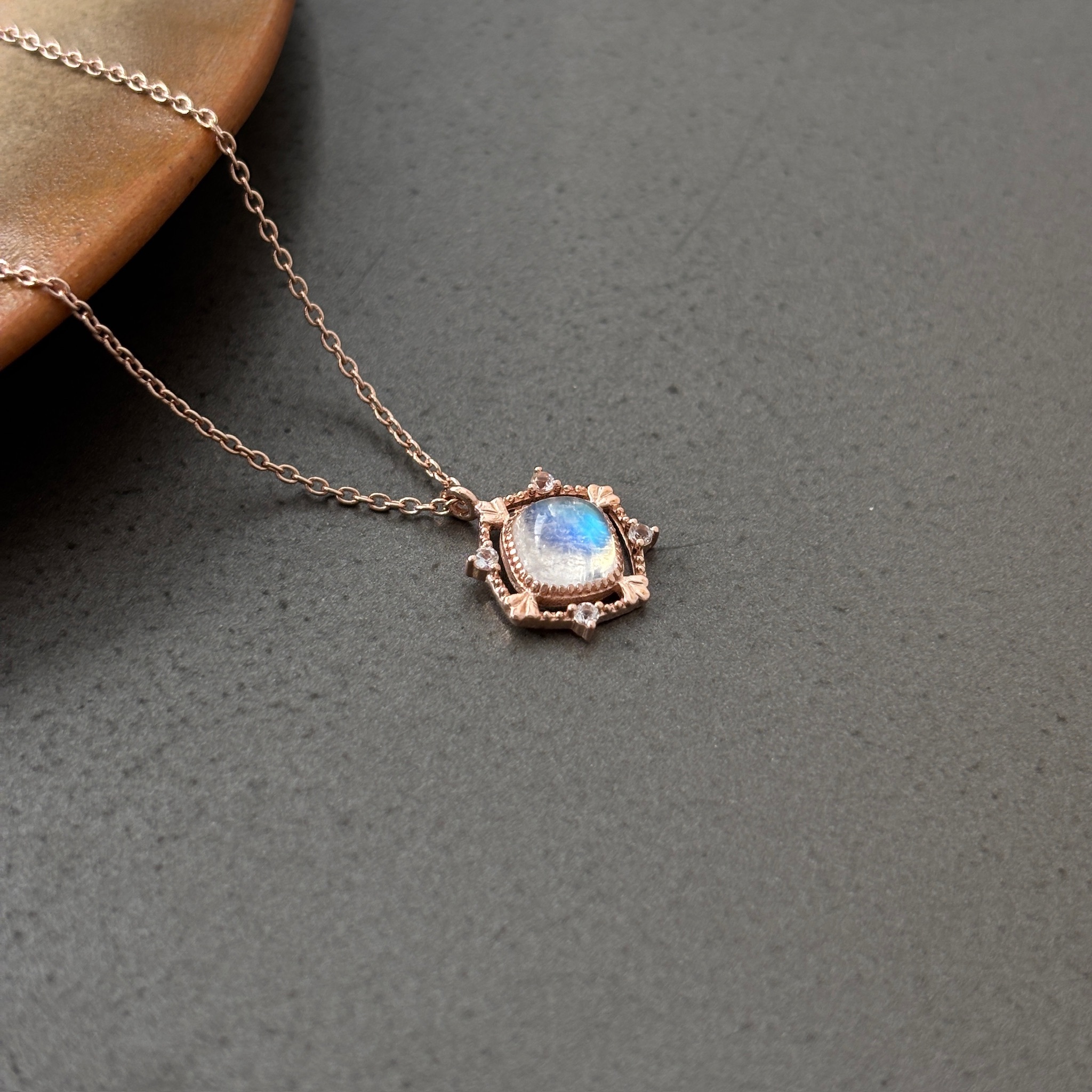 簍空蕾絲菱形月光石項鍊