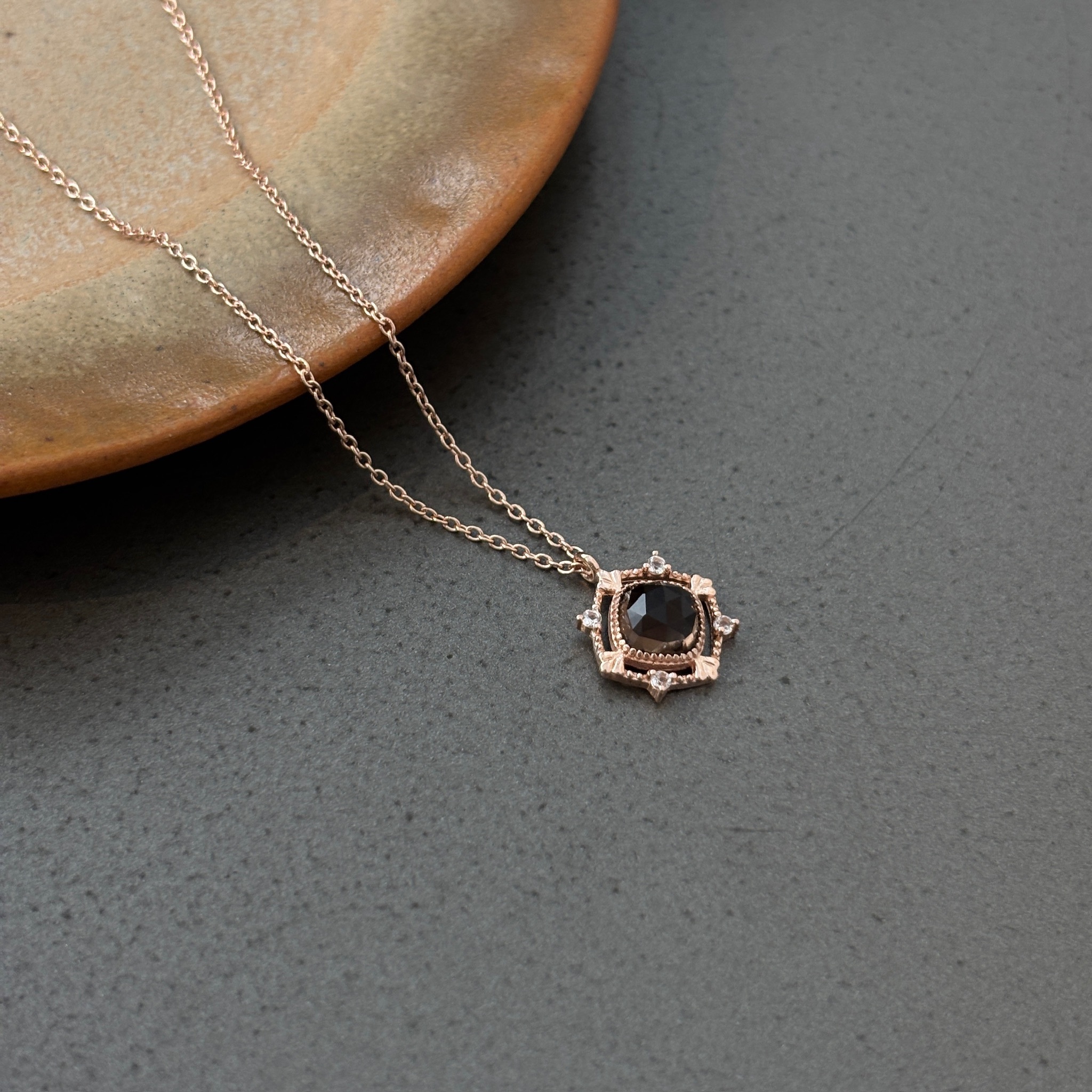 簍空蕾絲菱形茶晶項鍊