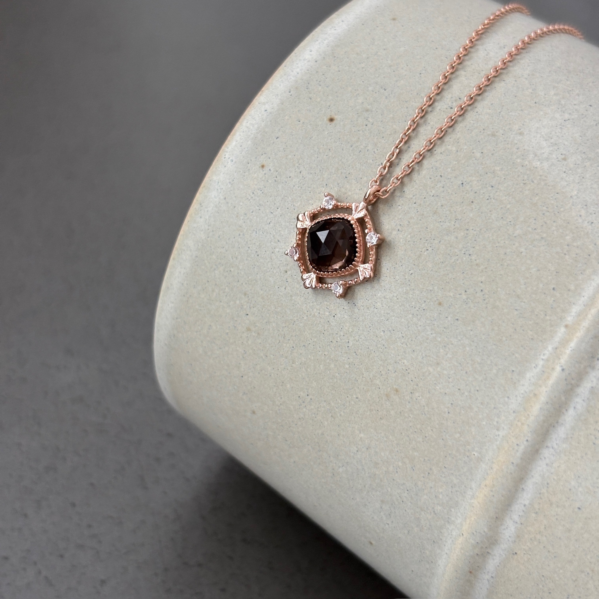 簍空蕾絲菱形茶晶項鍊