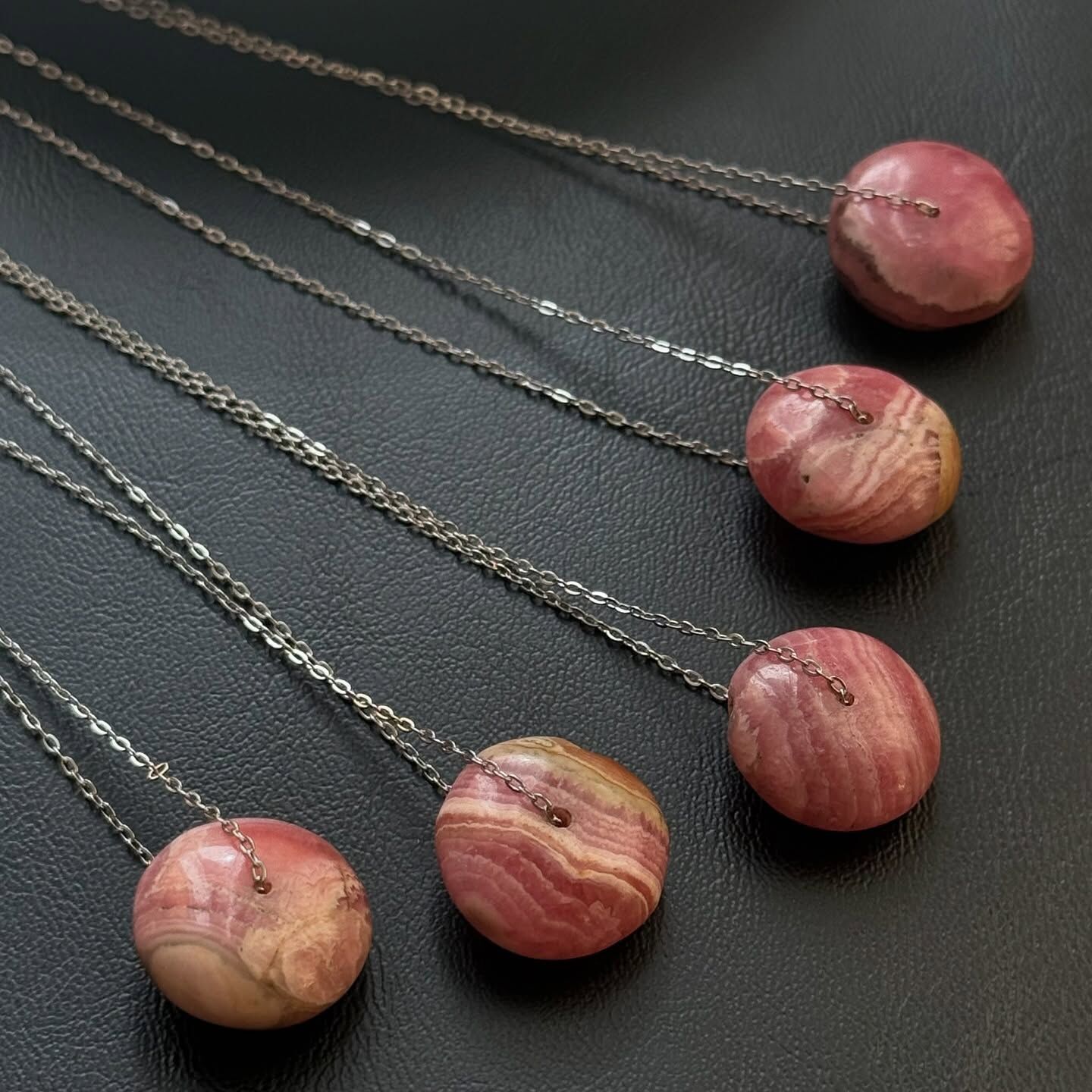 [原石] 菱錳礦 / 紅紋石 鈦鋼項鍊