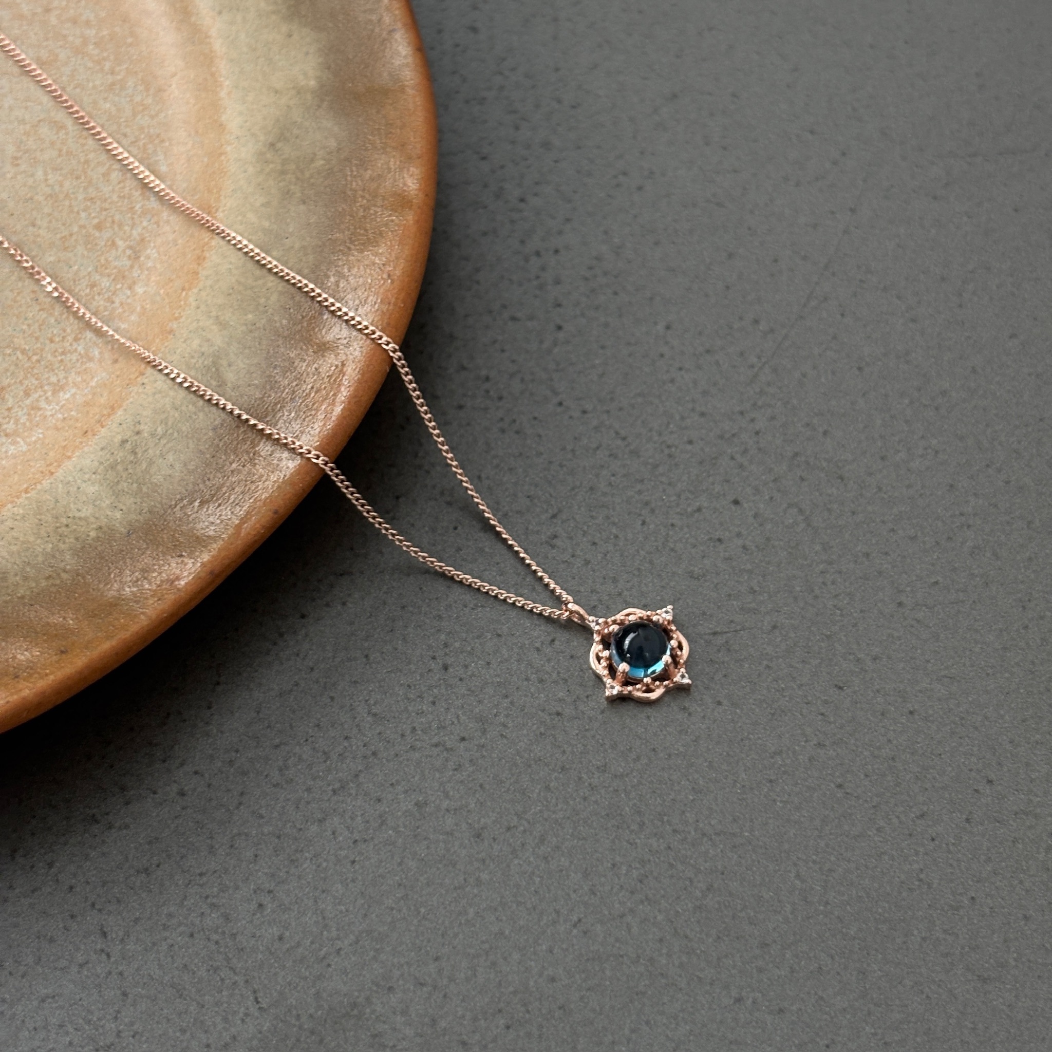 藤蔓倫敦托帕石項鍊