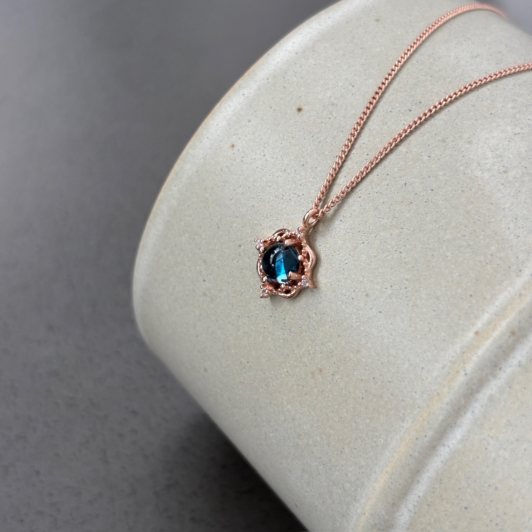 藤蔓倫敦托帕石項鍊