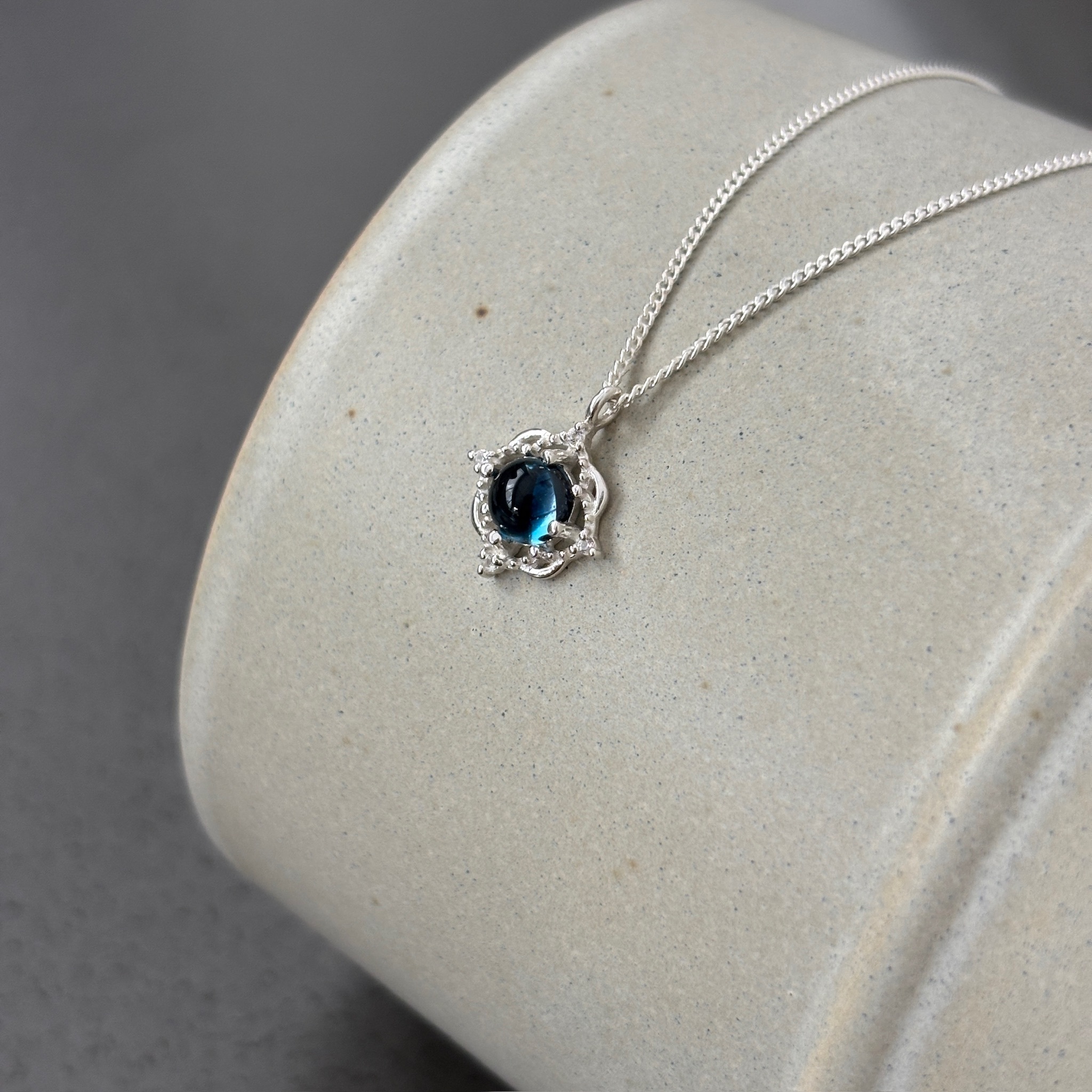 藤蔓倫敦托帕石項鍊