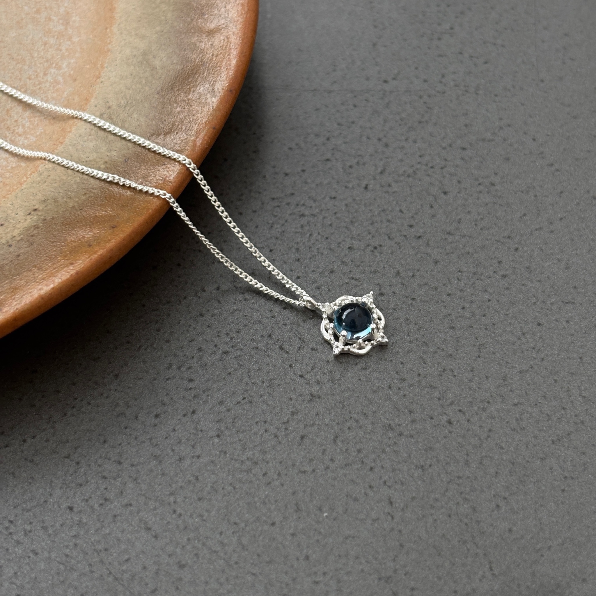 藤蔓倫敦托帕石項鍊