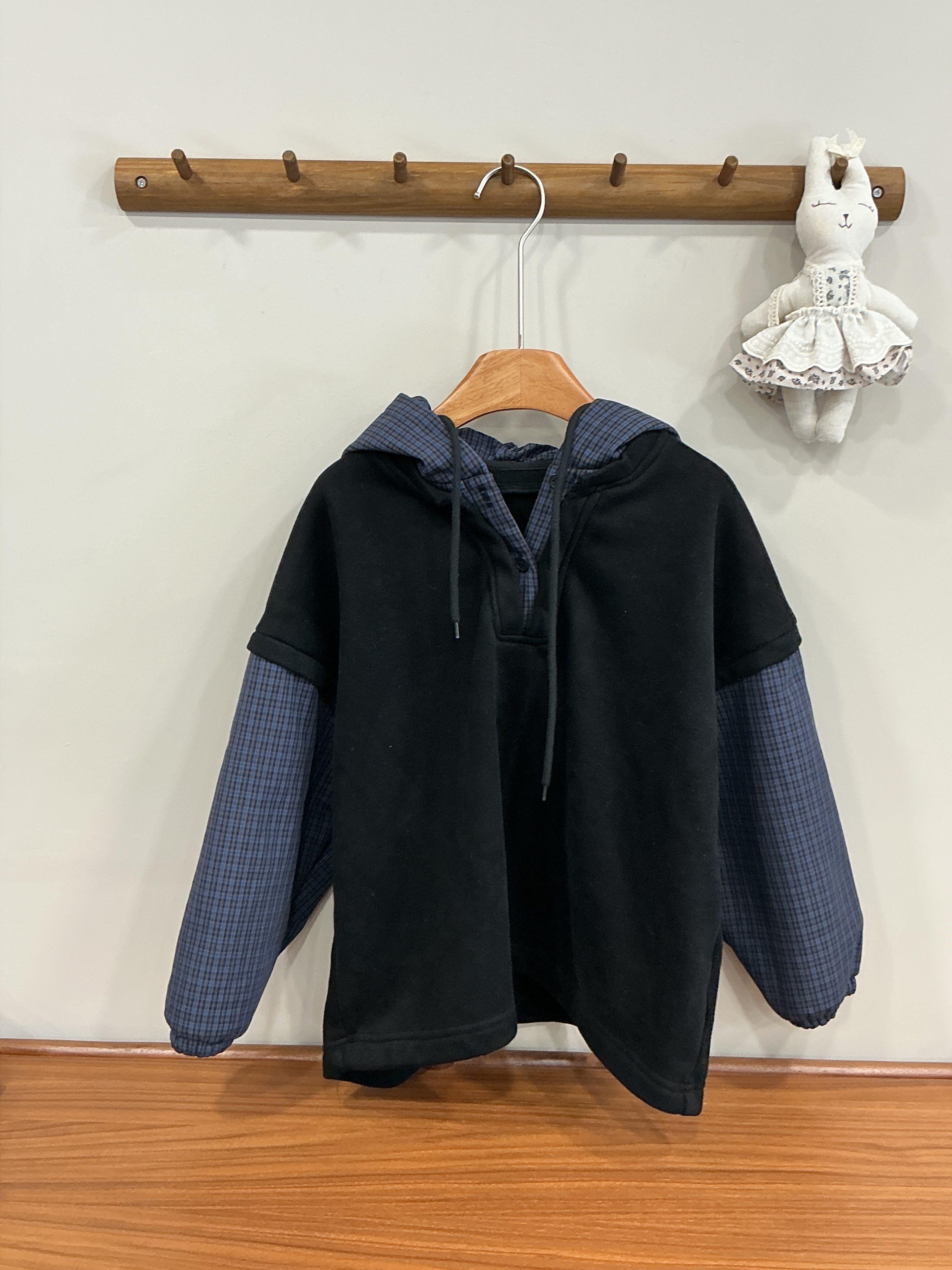 A03866拼接格紋帽T