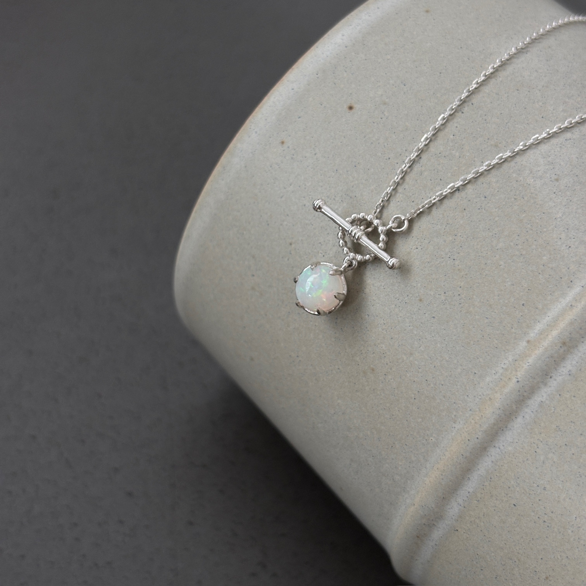 爪鑲雪球歐泊石OT項鍊