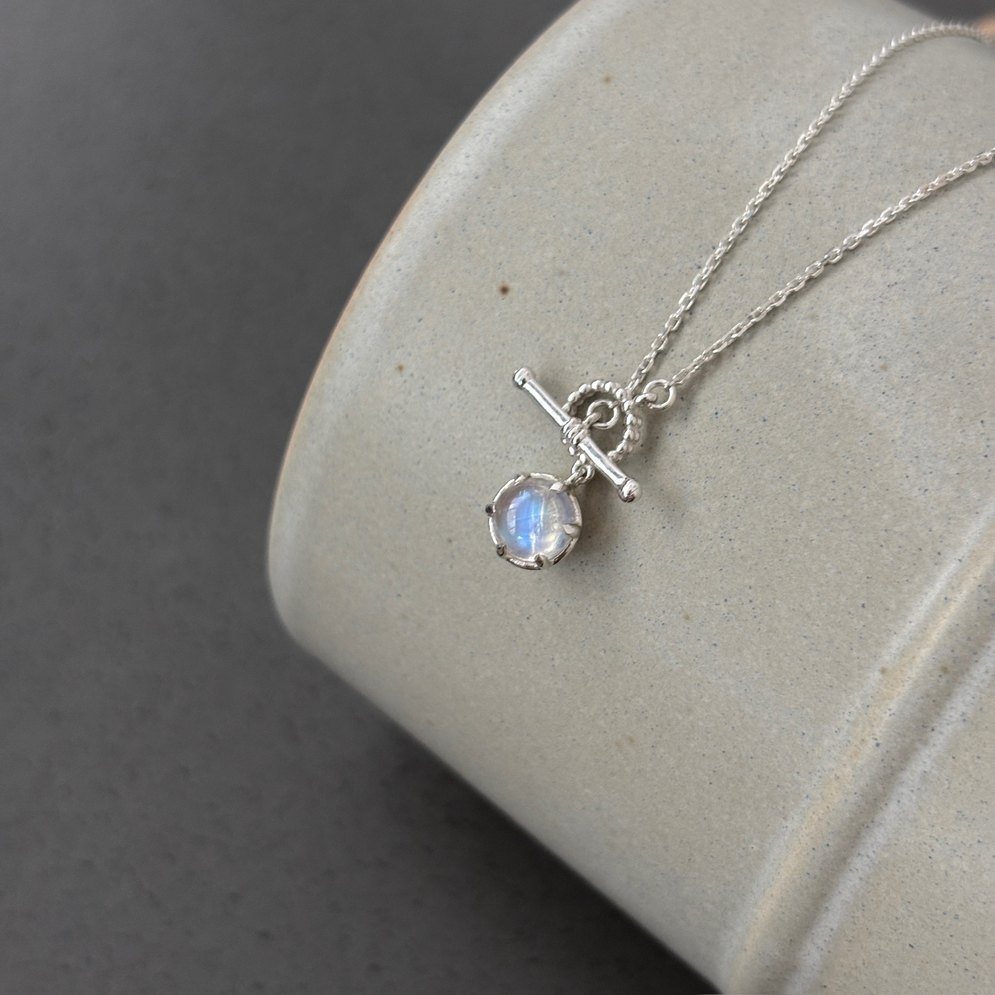 爪鑲雪球月光石OT項鍊