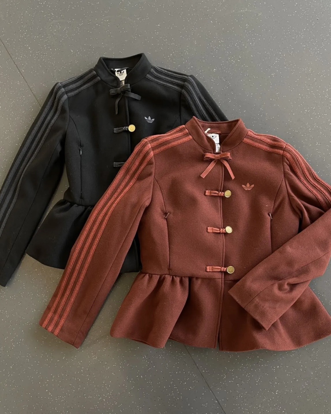 ADIDAS ORIGINALS 新中式 宮廷風 收腰夾克 花苞裙擺 盤扣 蝴蝶結 女款 黑色 KR5068 紅色 KR5069 / 預購