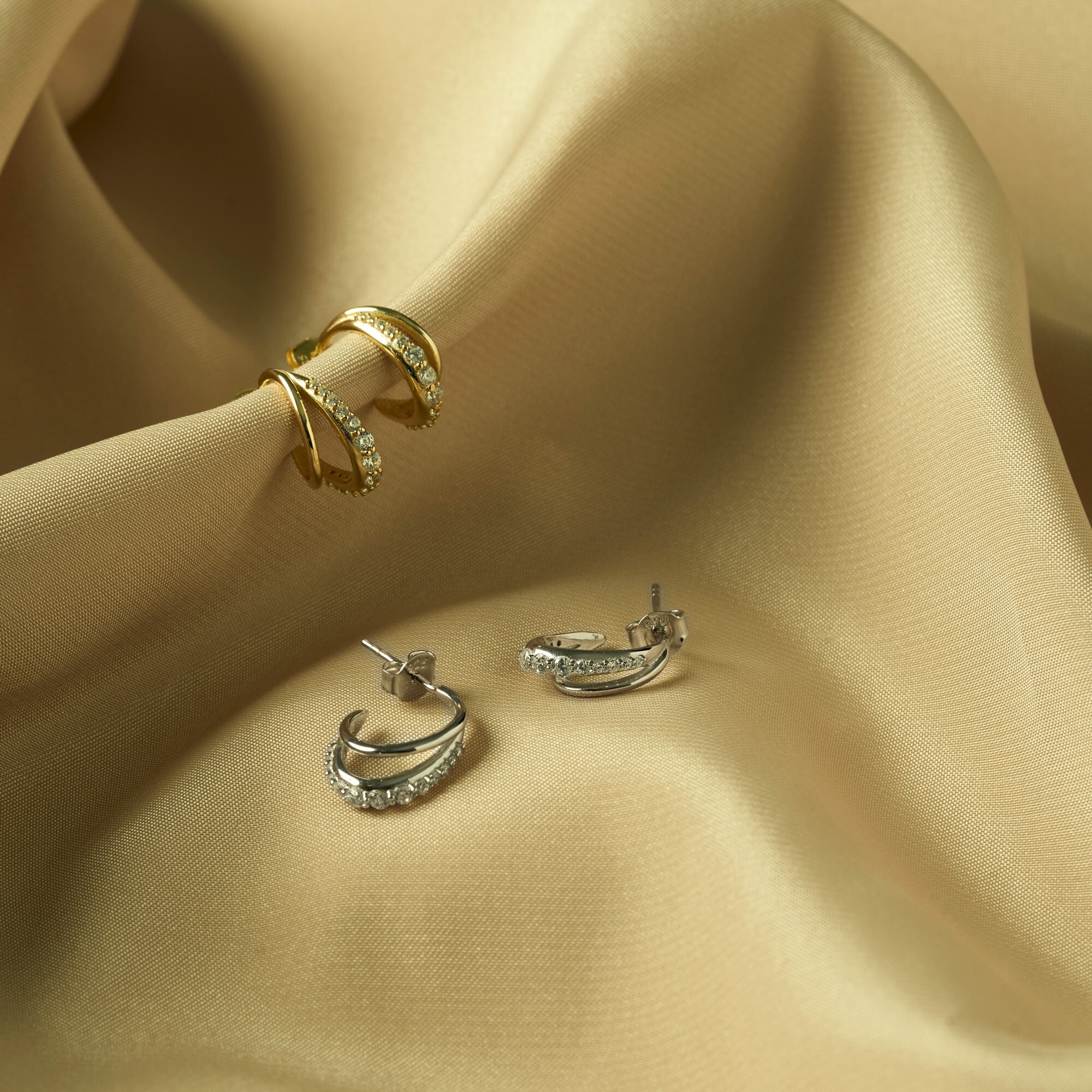 925純銀耳環,抗過敏材質與電鍍金色,鑲嵌細緻鋯石