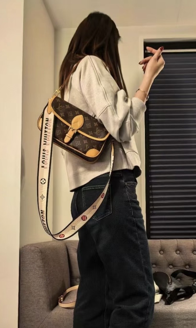 LOUIS VUITTON LV 法棍黑肩帶