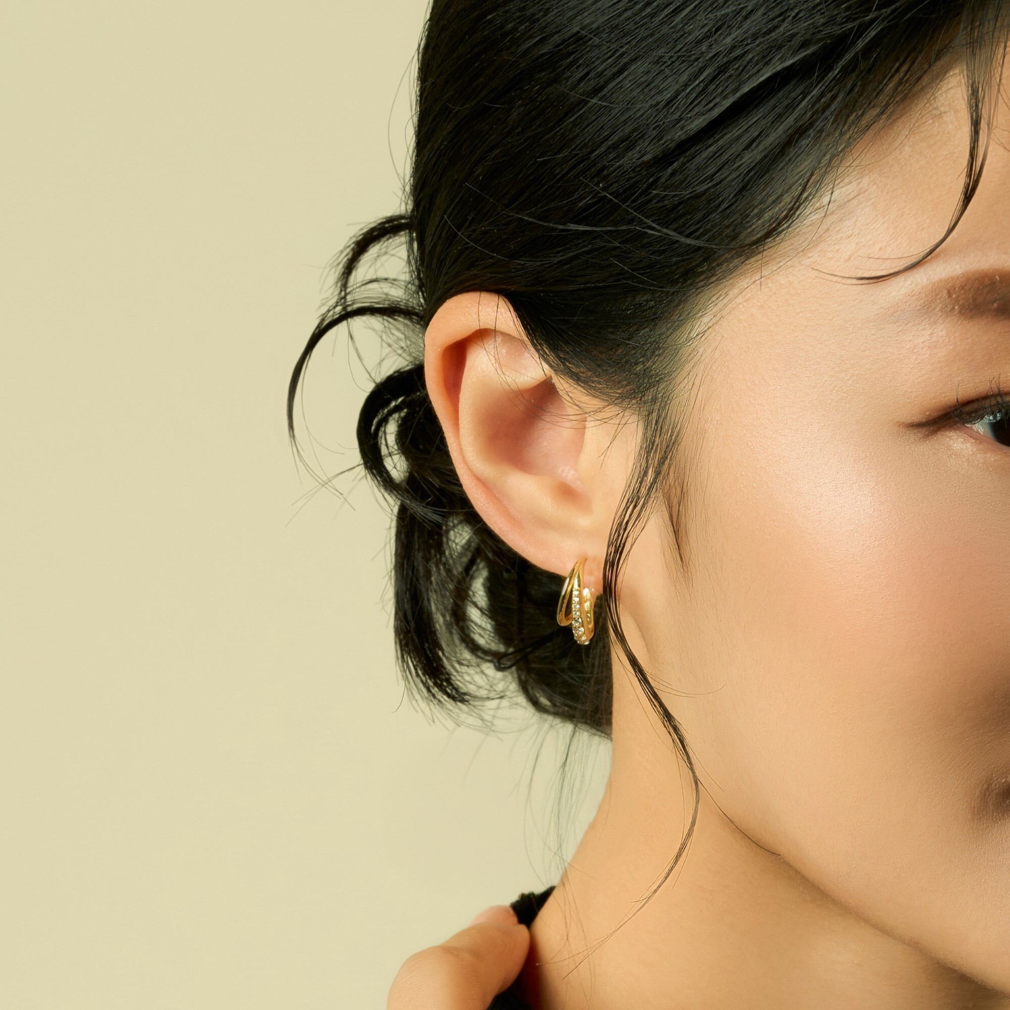 925純銀耳環,抗過敏材質與電鍍金色,鑲嵌細緻鋯石