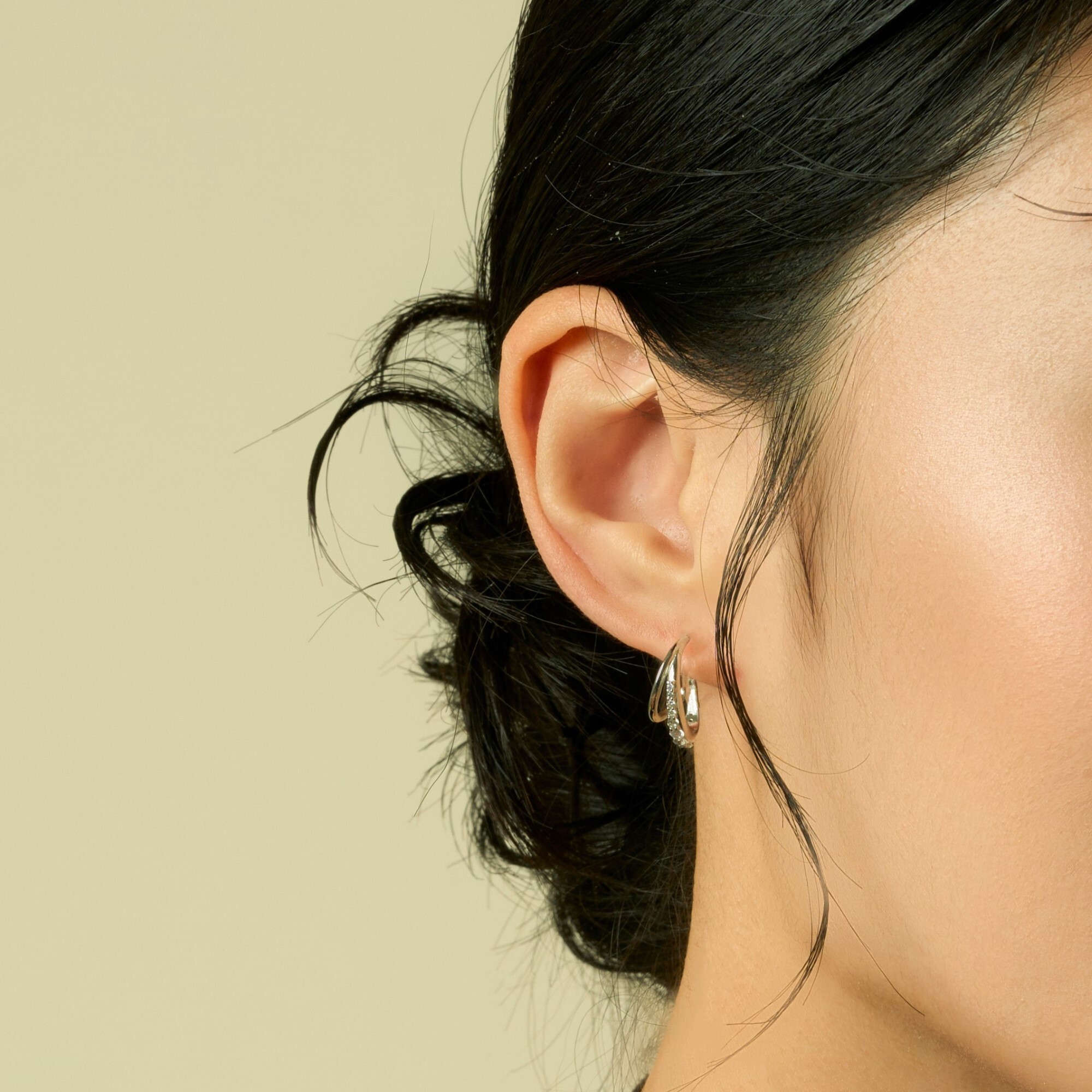 925純銀耳環,抗過敏材質與電鍍金色,鑲嵌細緻鋯石